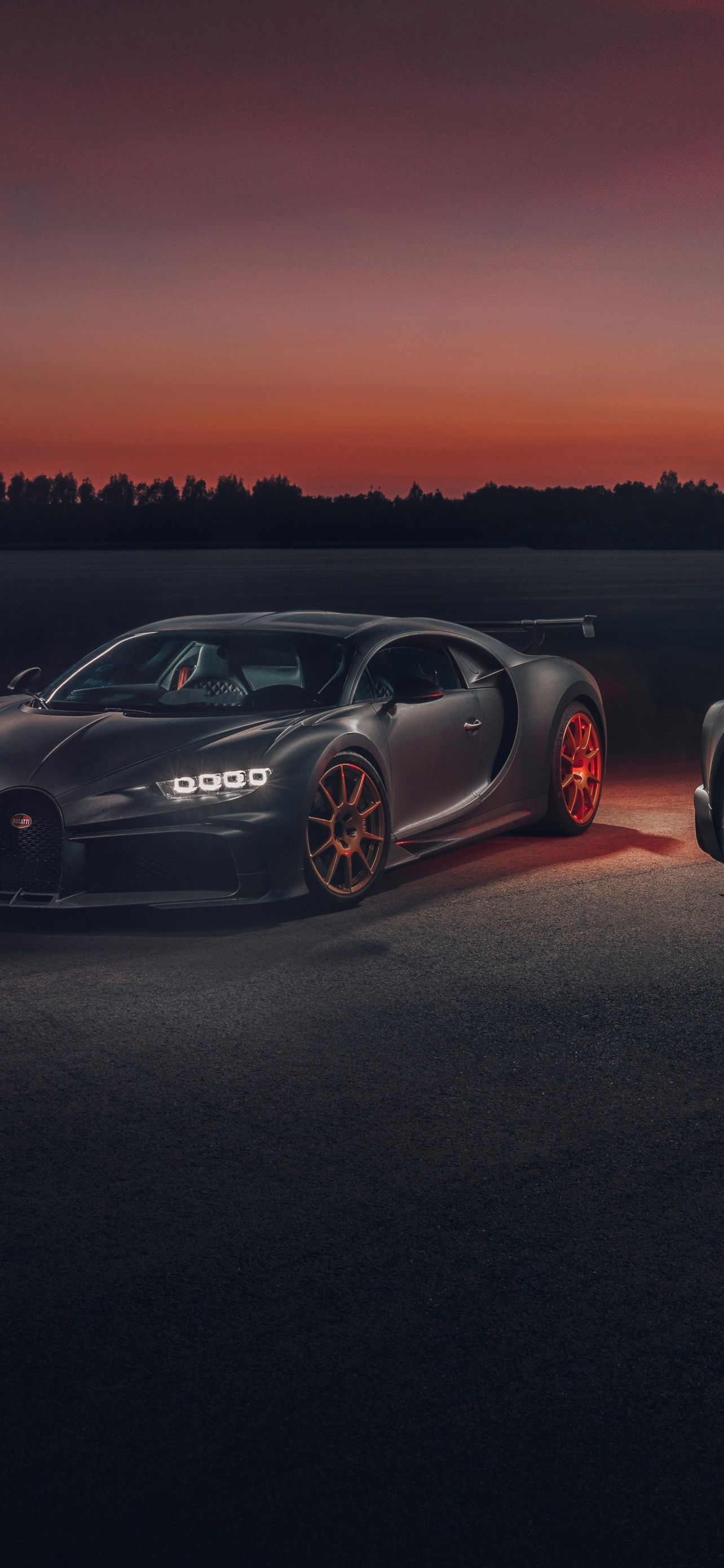 Bugatti Chiron, Abenddämmerung, Rücklichter, Dunkle Töne, Seitenansicht, 1284x2778, Handy-Hintergrund
