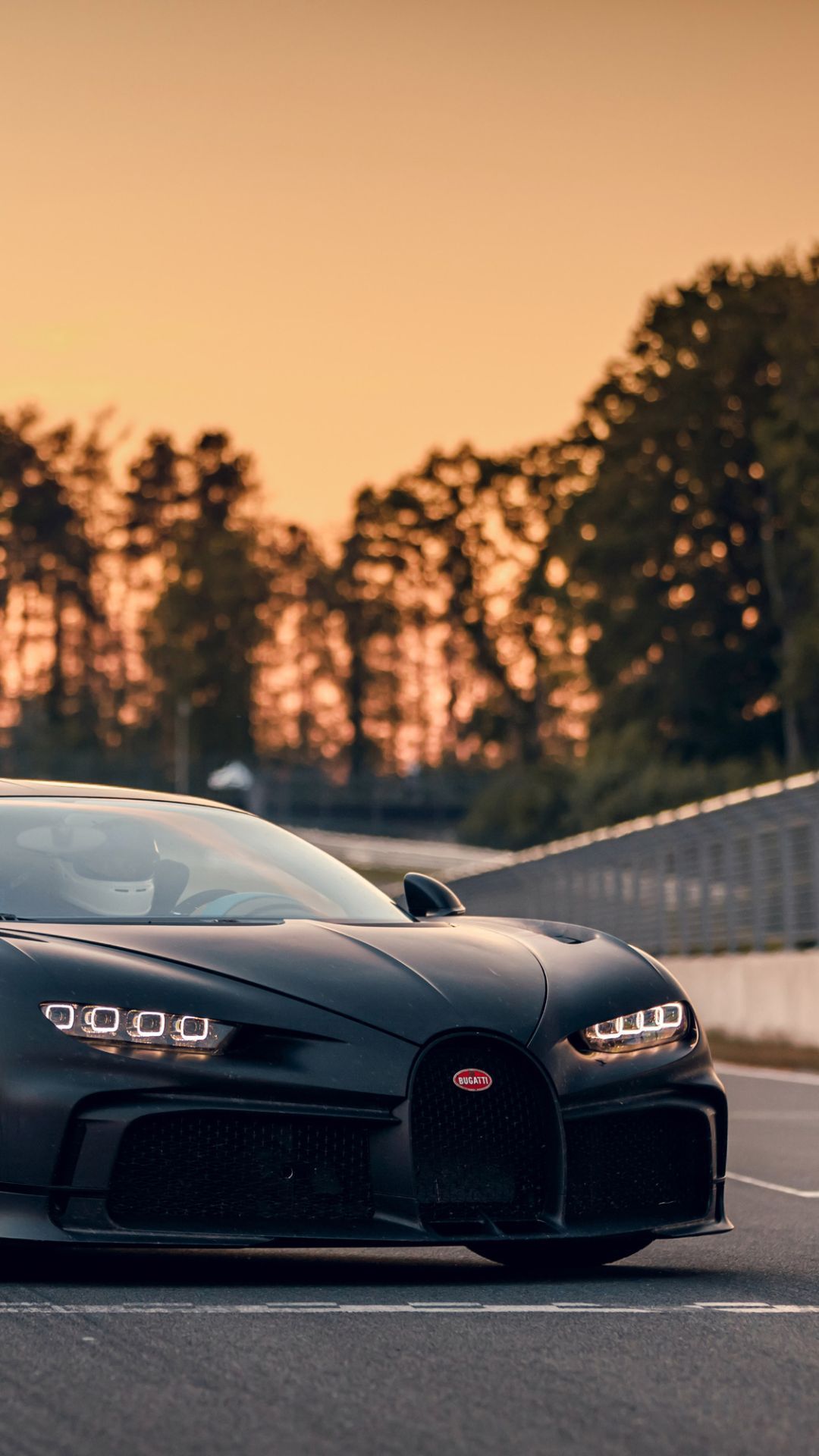 Bugatti Chiron, Schwarzes Auto, Sonnenuntergang, Bäume, Rennstrecke, Full HD, Handy-Hintergrundbild