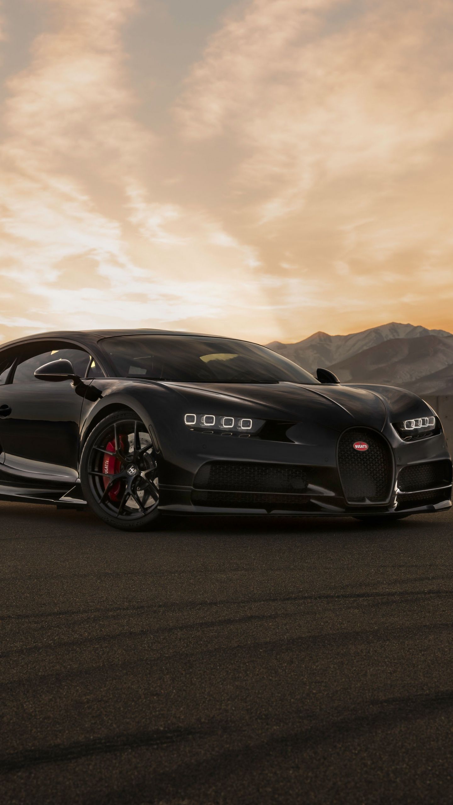 Bugatti Chiron, Schwarzes Auto, Wolken, Dämmerung, Hypercar, QHD+, iPhone-Hintergrundbild