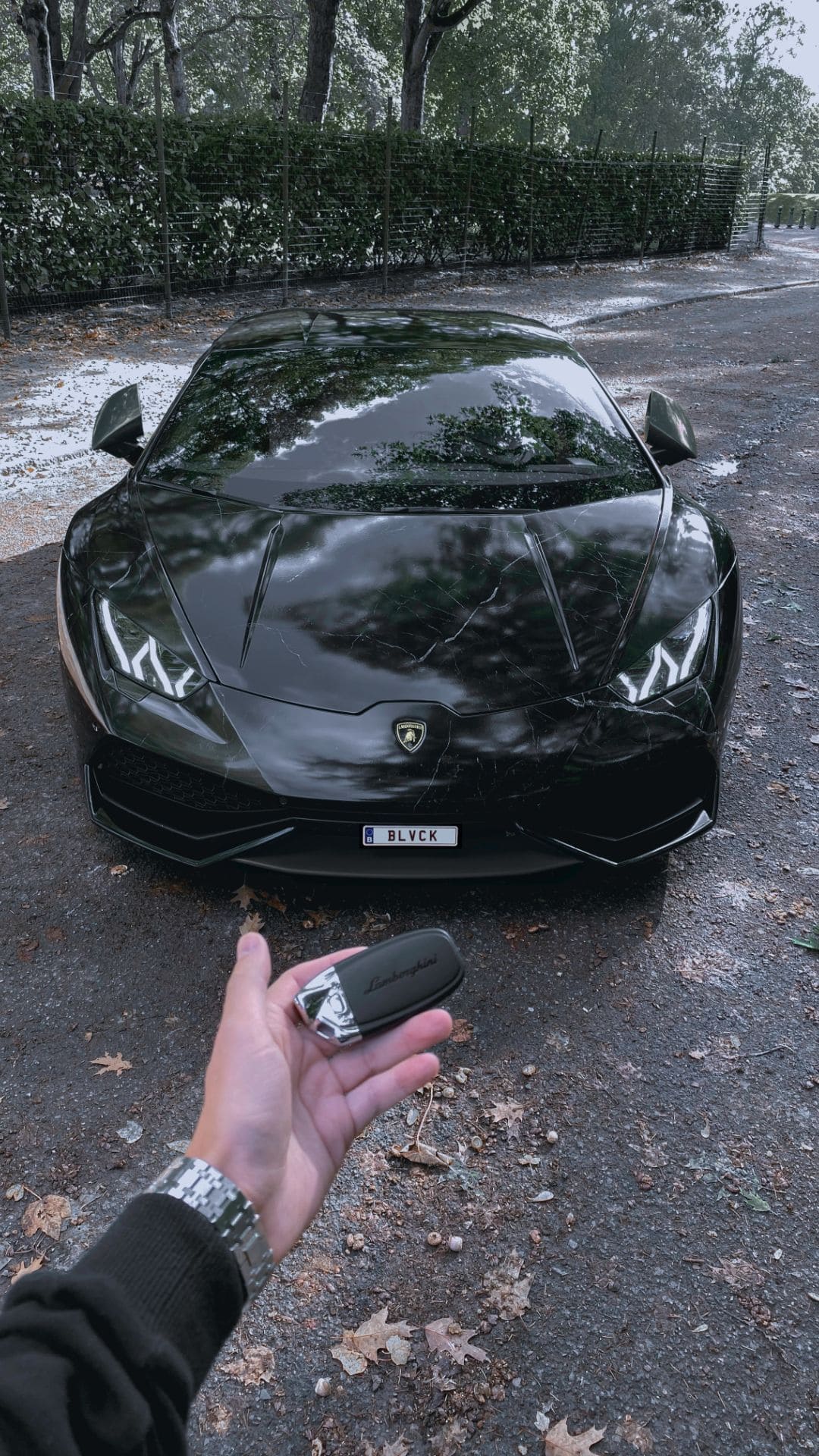 Lamborghini Huracán, Autoschlüssel, Hand, Schwarzer Sportwagen, Regen, Full HD, Handy-Hintergrund