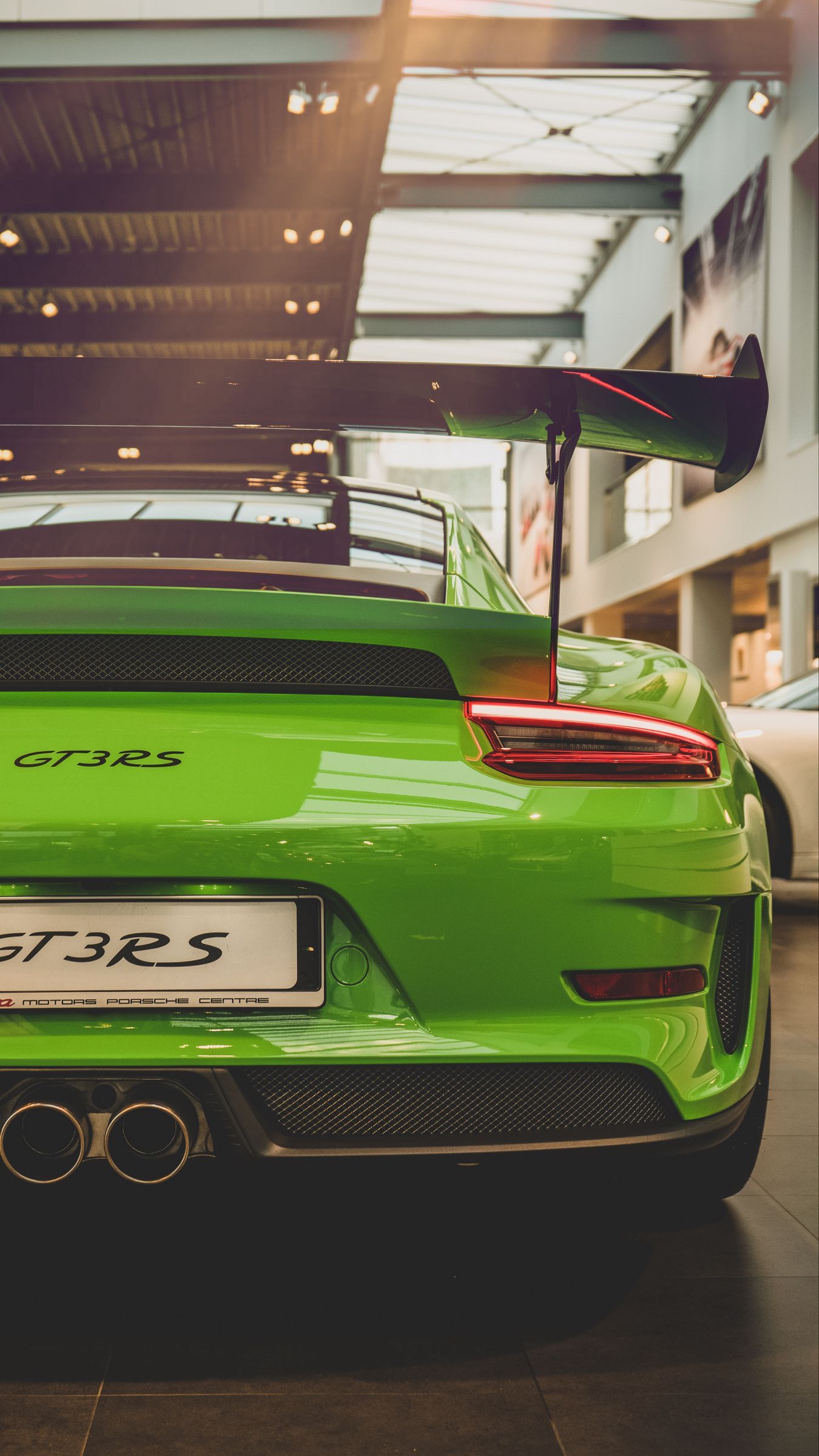 Porsche 911 GT3 RS, Porsche, Grüner Sportwagen, Heckansicht, Werkstatt, Full HD, iPhone-Hintergrundbild