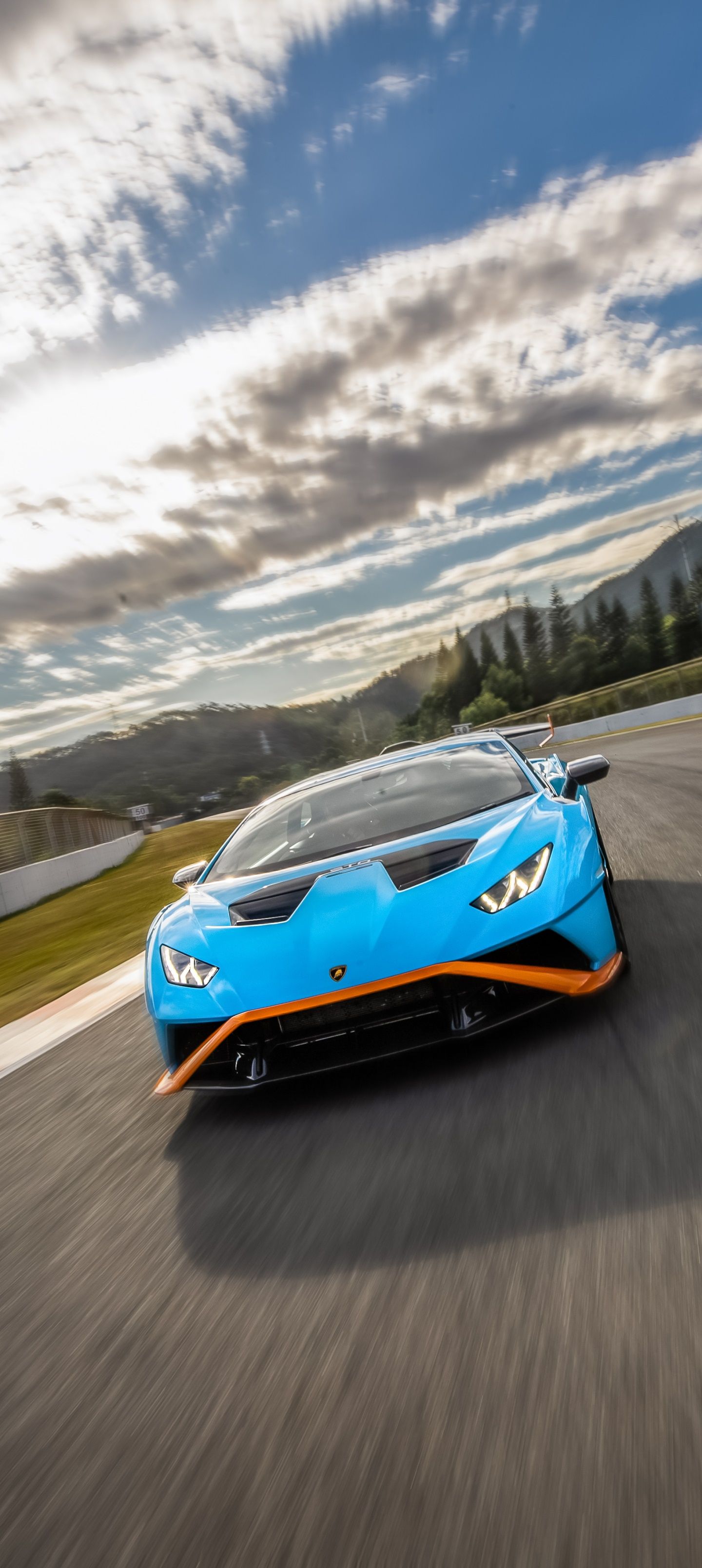 Lamborghini Huracán STO, Blauer Sportwagen, Rennstrecke, Bewegungsunschärfe, iPhone-Hintergrundbild