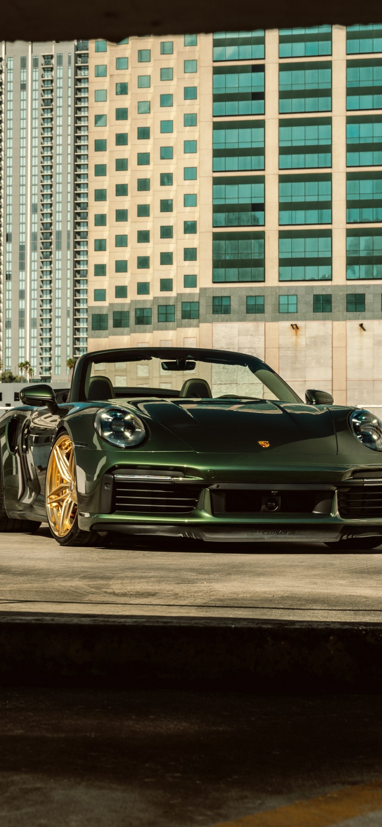 Porsche 911, Porsche, Grüner Sportwagen, Hochhaus, Parkhaus, 1284x2778, Handy-Hintergrund