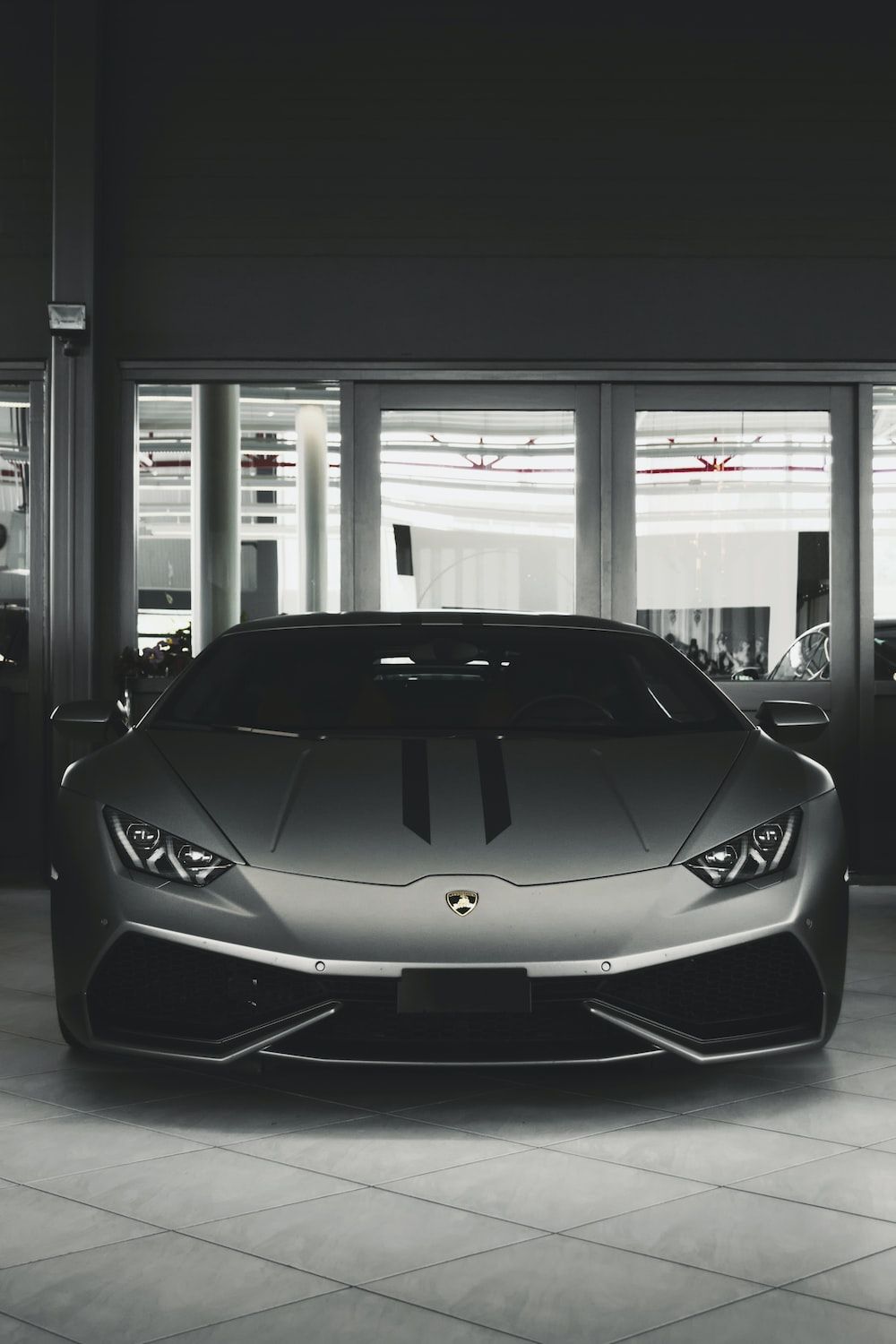Lamborghini Huracán, Grauer Sportwagen, Garage, Frontansicht, Schwarzweiß, Sperrbildschirm fürs iPhone