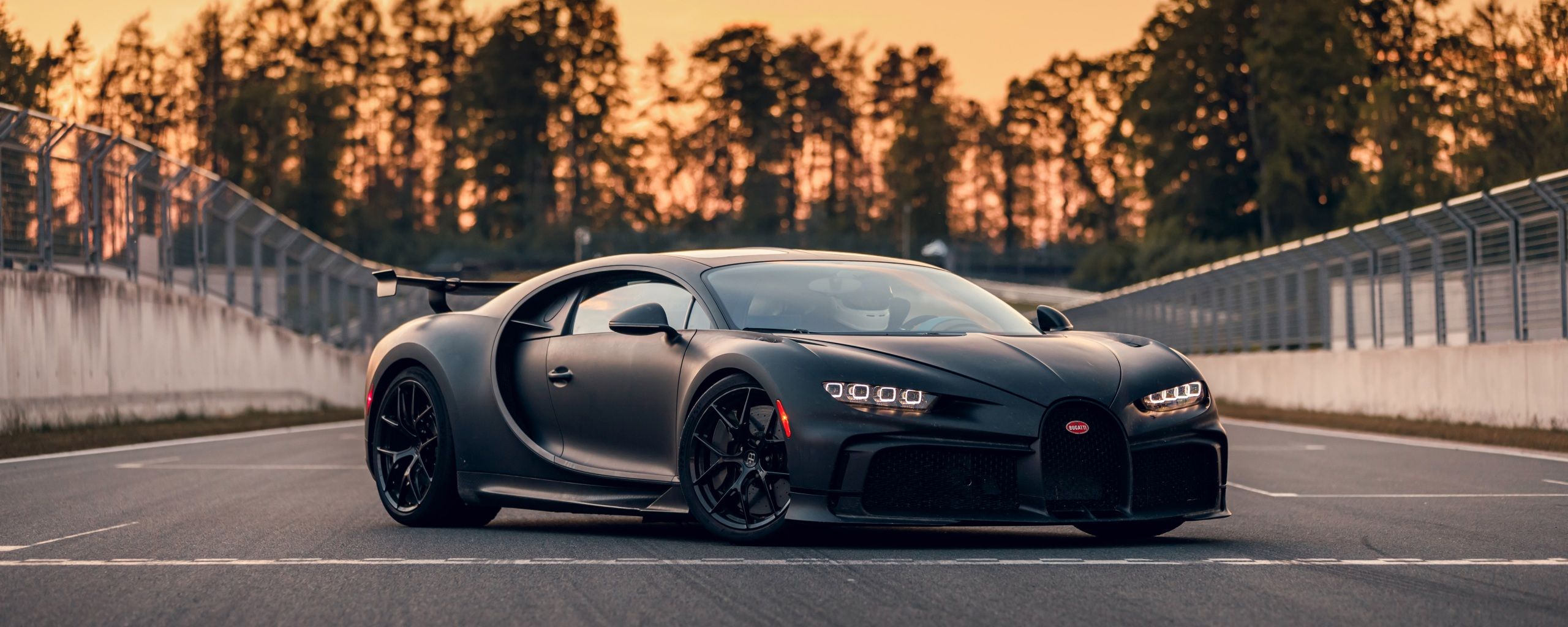 Bugatti Chiron Pur Sport, Schwarzes Auto, Rennstrecke, Sonnenuntergang, Bäume, 2K-Desktop-Hintergrund
