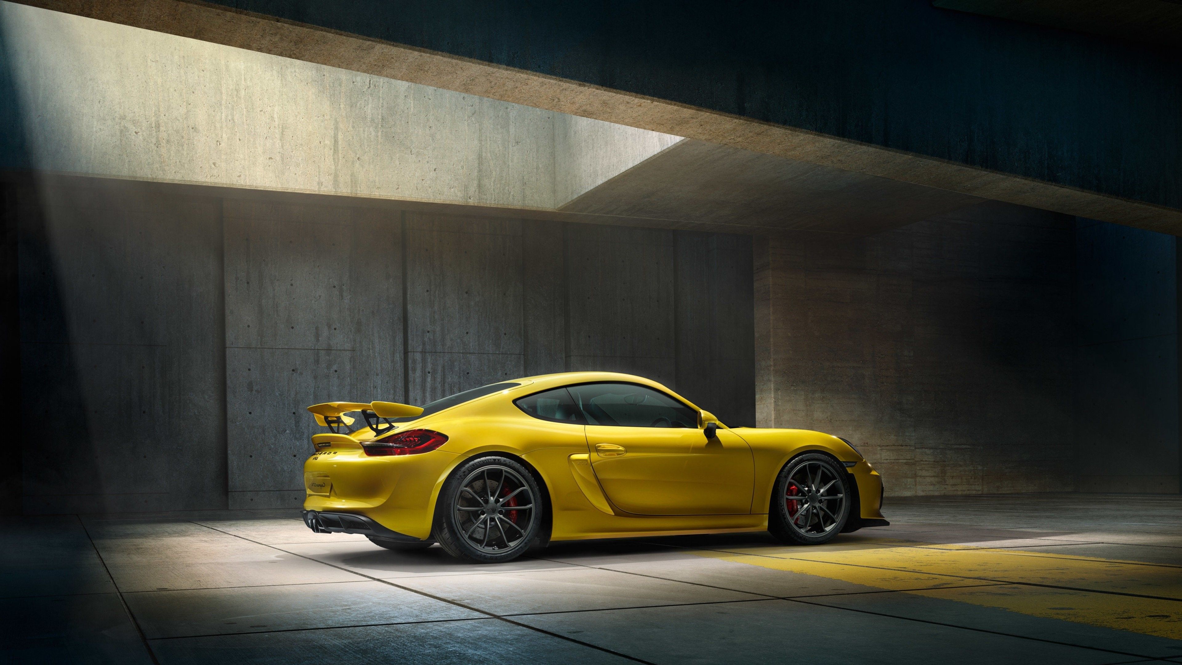 Porsche 718 Cayman GT4, Porsche, Gelber Sportwagen, Betonhalle, Lichtstrahl, 2160p-Hintergrundbild