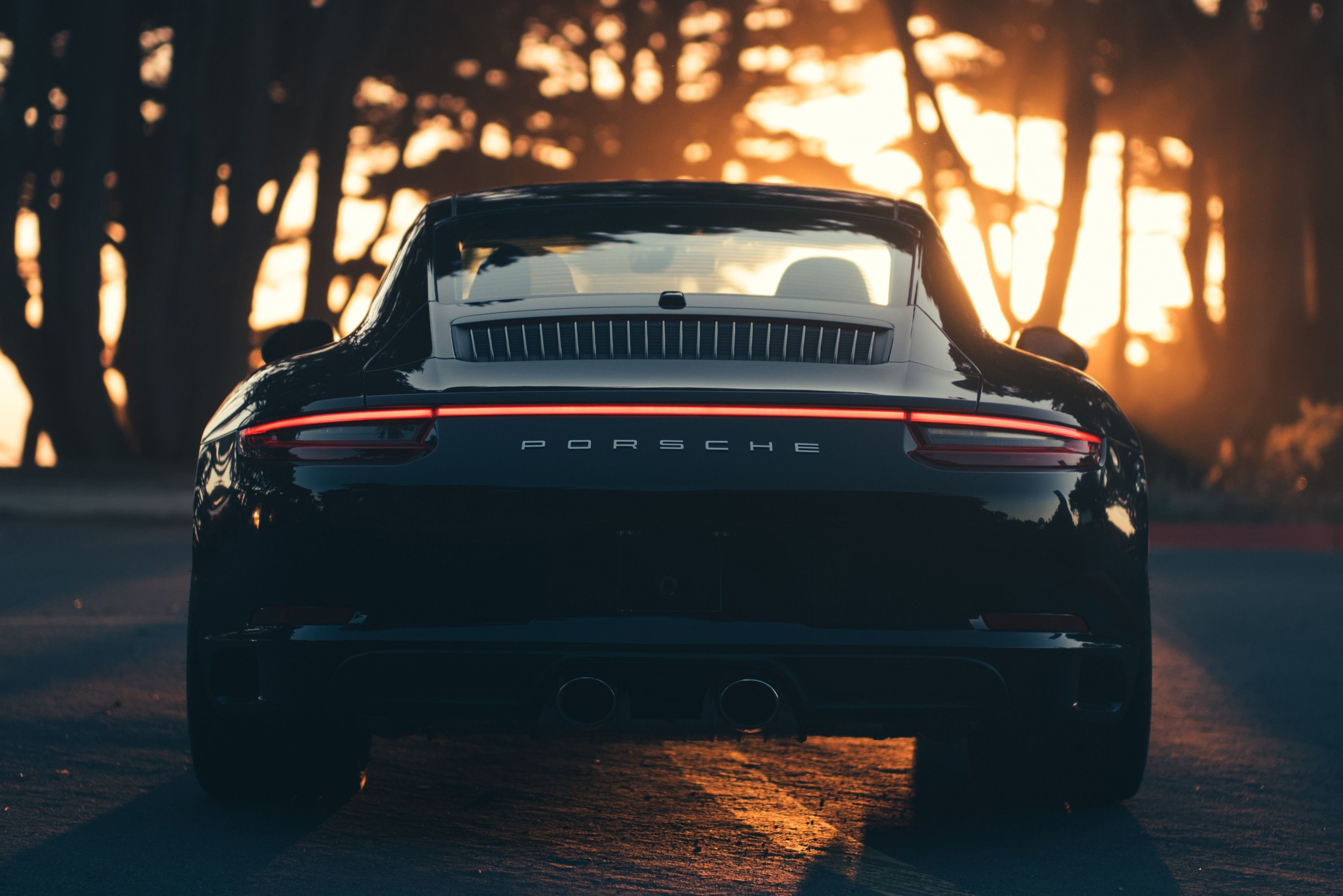 Porsche 911, Porsche, Gegenlicht, Sonnenuntergang, Bäume, Heckansicht, 2K, Laptop-Hintergrundbild