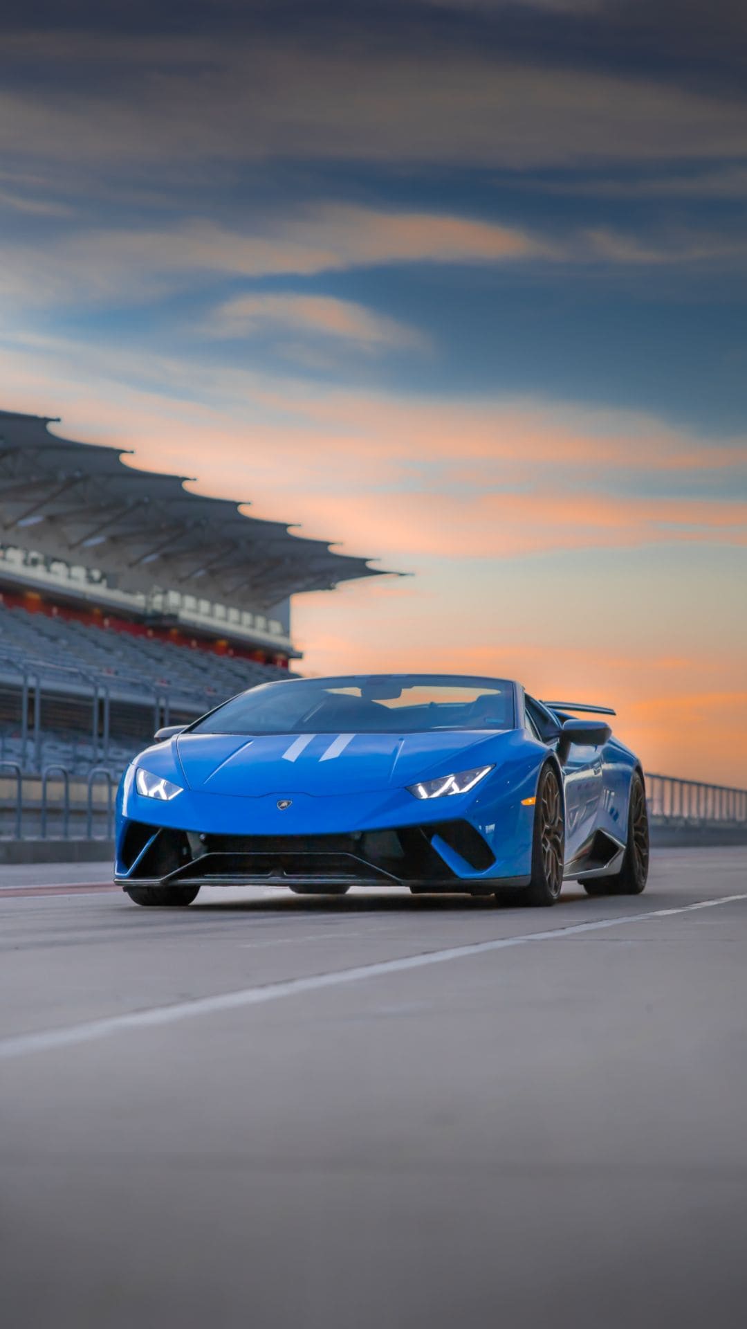 Lamborghini Huracán, Blauer Sportwagen, Rennstrecke, Dämmerung, Full HD, iPhone-Hintergrundbild