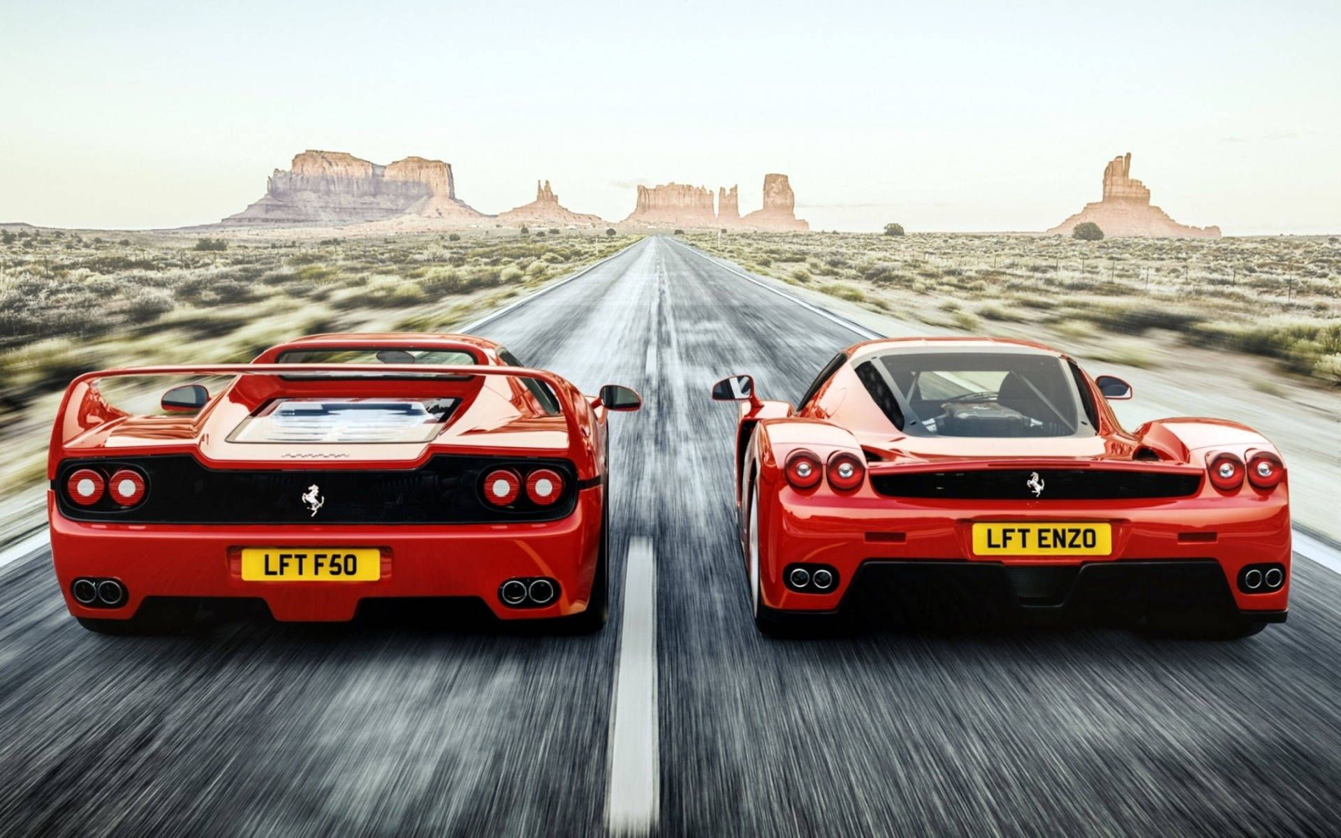 Ferrari F50, Ferrari Enzo, Heckansicht, Wüstenstraße, Tafelberge, Full HD, Windows-Hintergrundbild