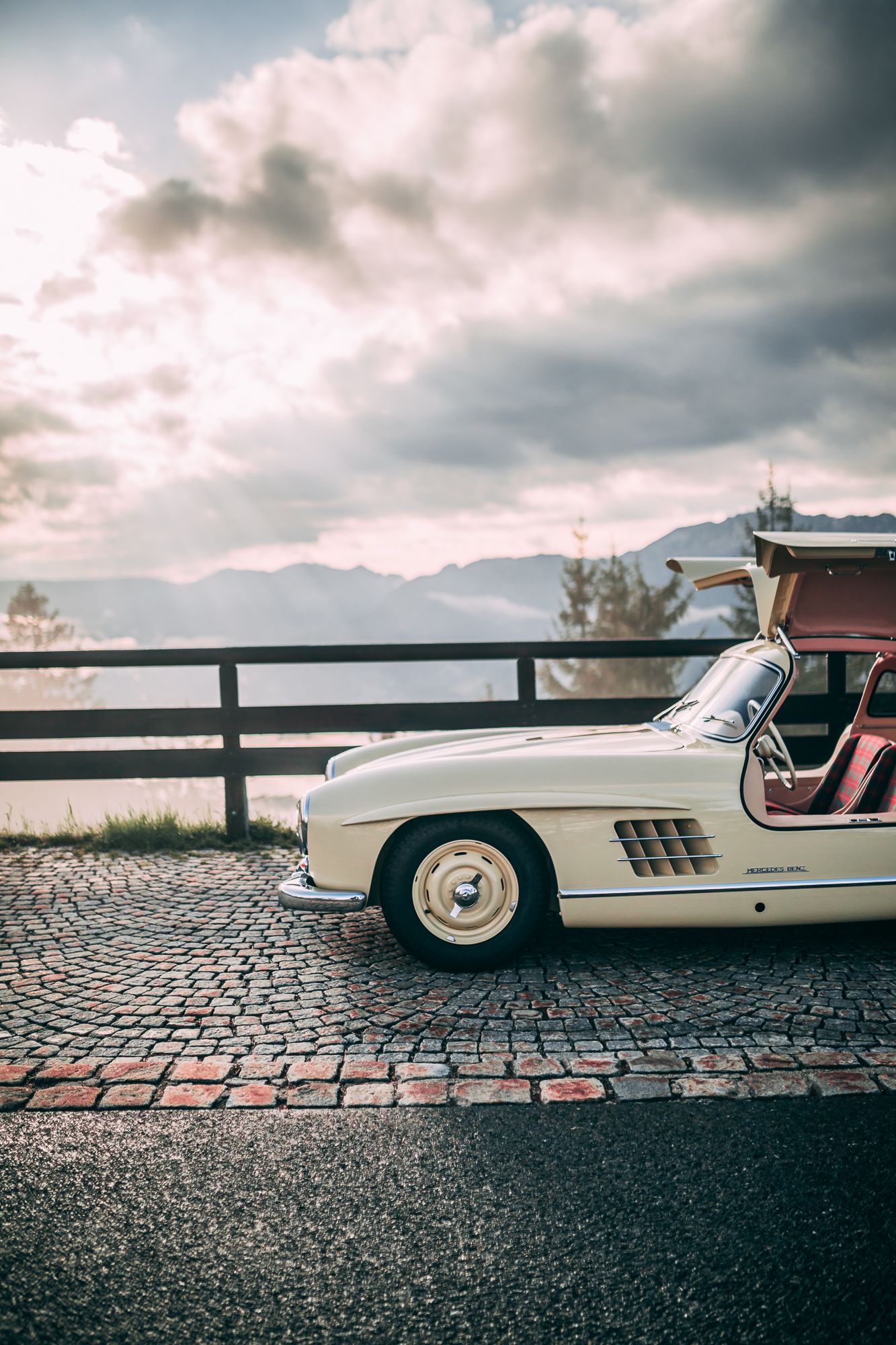 Mercedes-Benz 300 SL, Flügeltürer, Oldtimer, Weiß, Seeufer, Full HD, Handy-Hintergrund