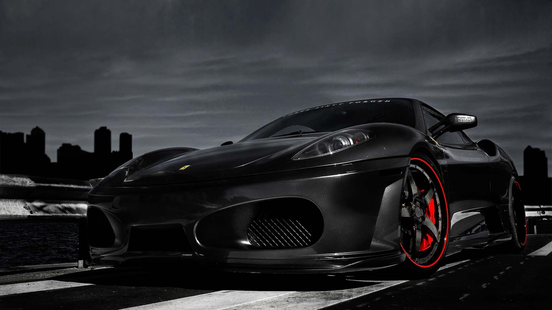 Ferrari F430, Schwarzer Sportwagen, Skyline, Schwarz-Weiß, Rote Akzente, Full-HD-Hintergrundbild für PC