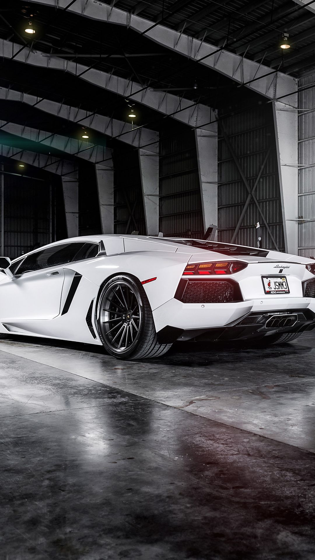 Lamborghini Aventador, Weißer Supersportwagen, Halle, Nasser Boden, 1080x1920, Handy-Hintergrund