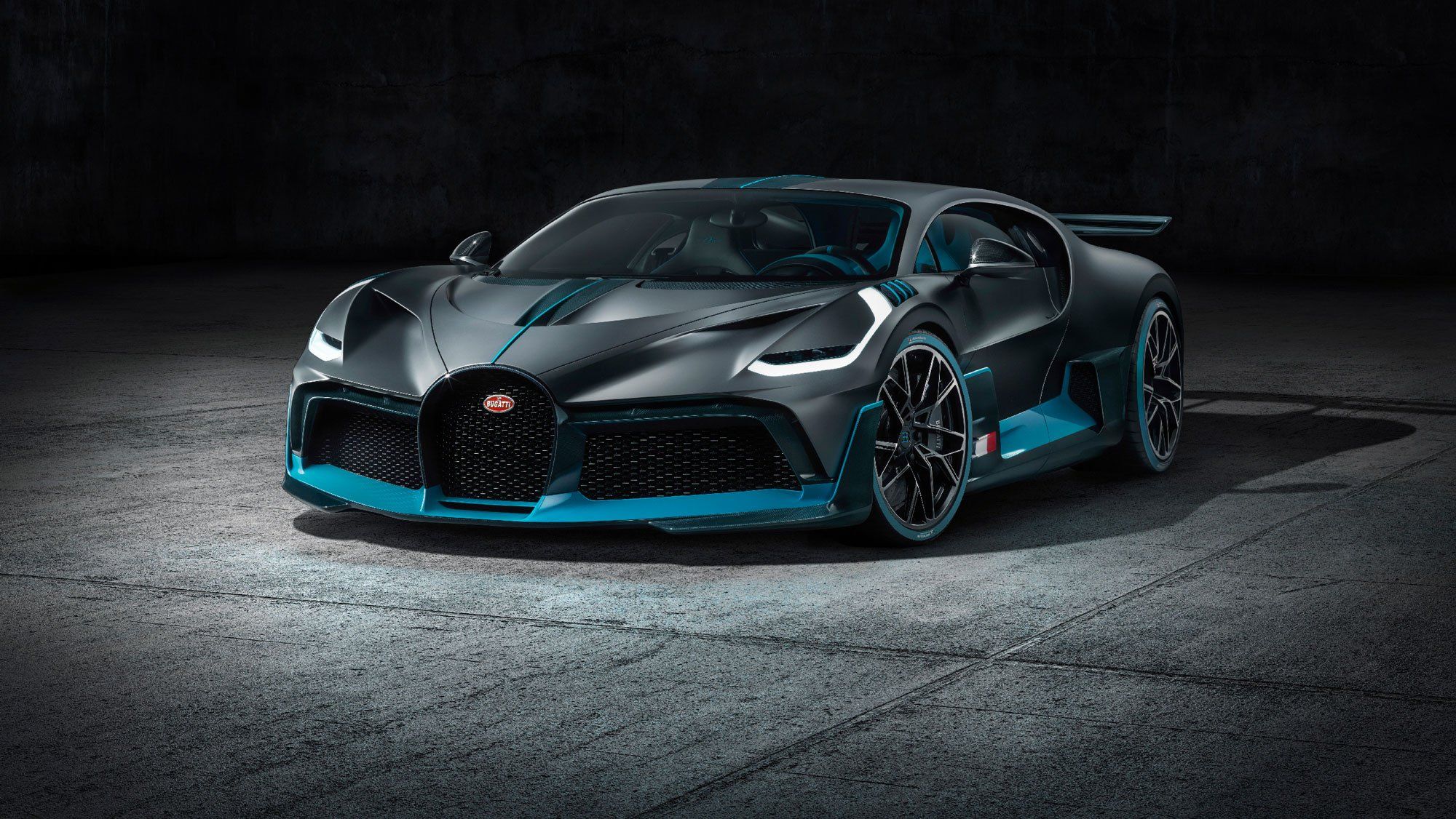 Bugatti Divo, Hypercar, Dunkles Studio, Graues Auto, Türkise Akzente, Full-HD-Hintergrundbild für PC