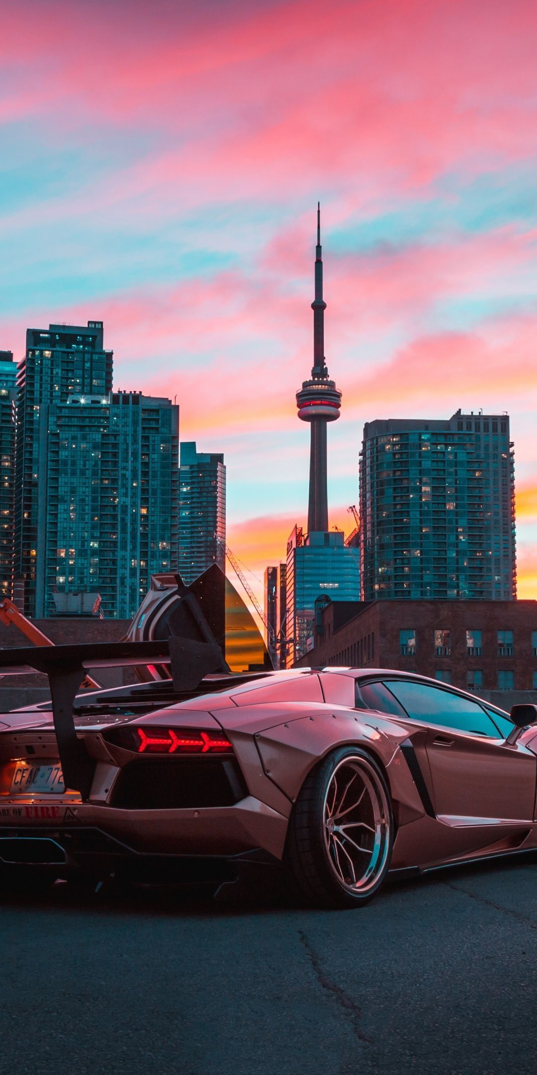 Lamborghini Aventador, CN Tower, Toronto, Rosa Himmel, Heckansicht, Sperrbildschirm fürs iPhone