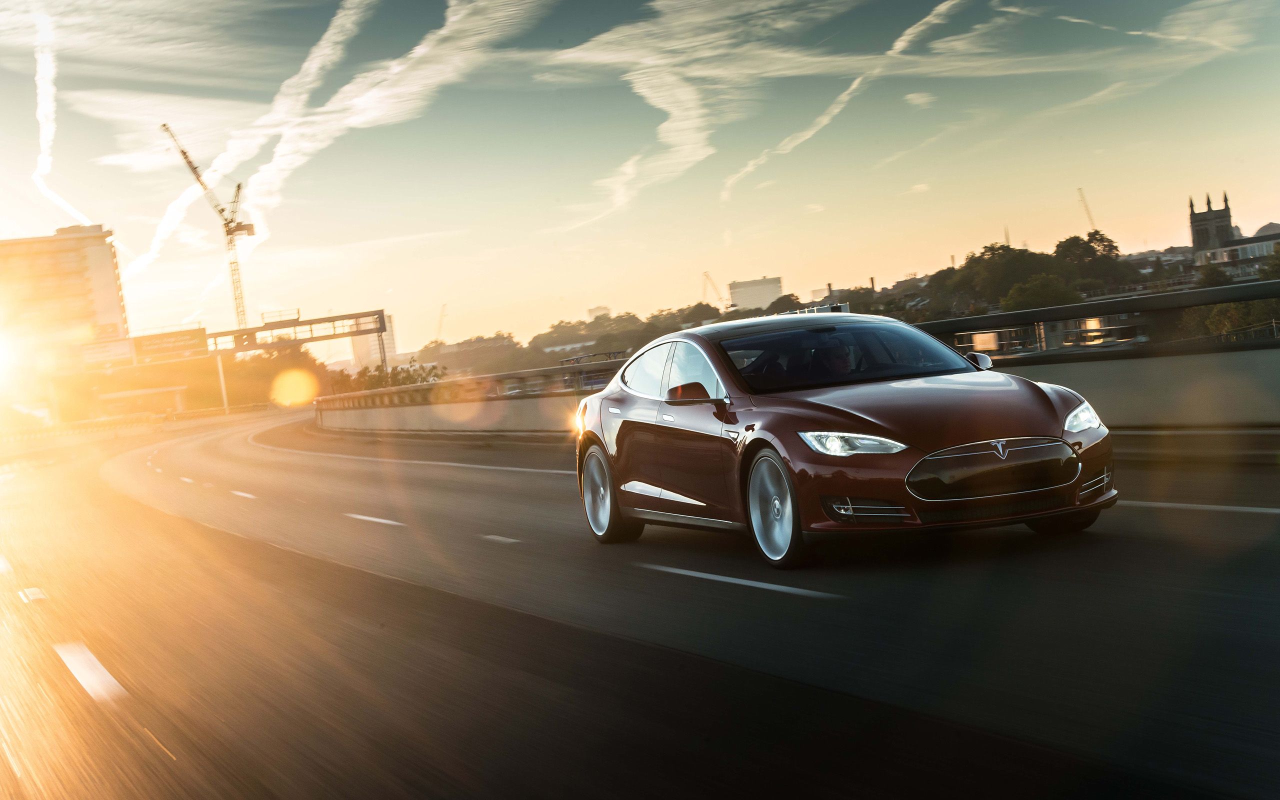 Tesla Model S, Tesla, Gegenlicht, Sonnenaufgang, Kondensstreifen, Fahrt, 2K, Laptop-Hintergrundbild