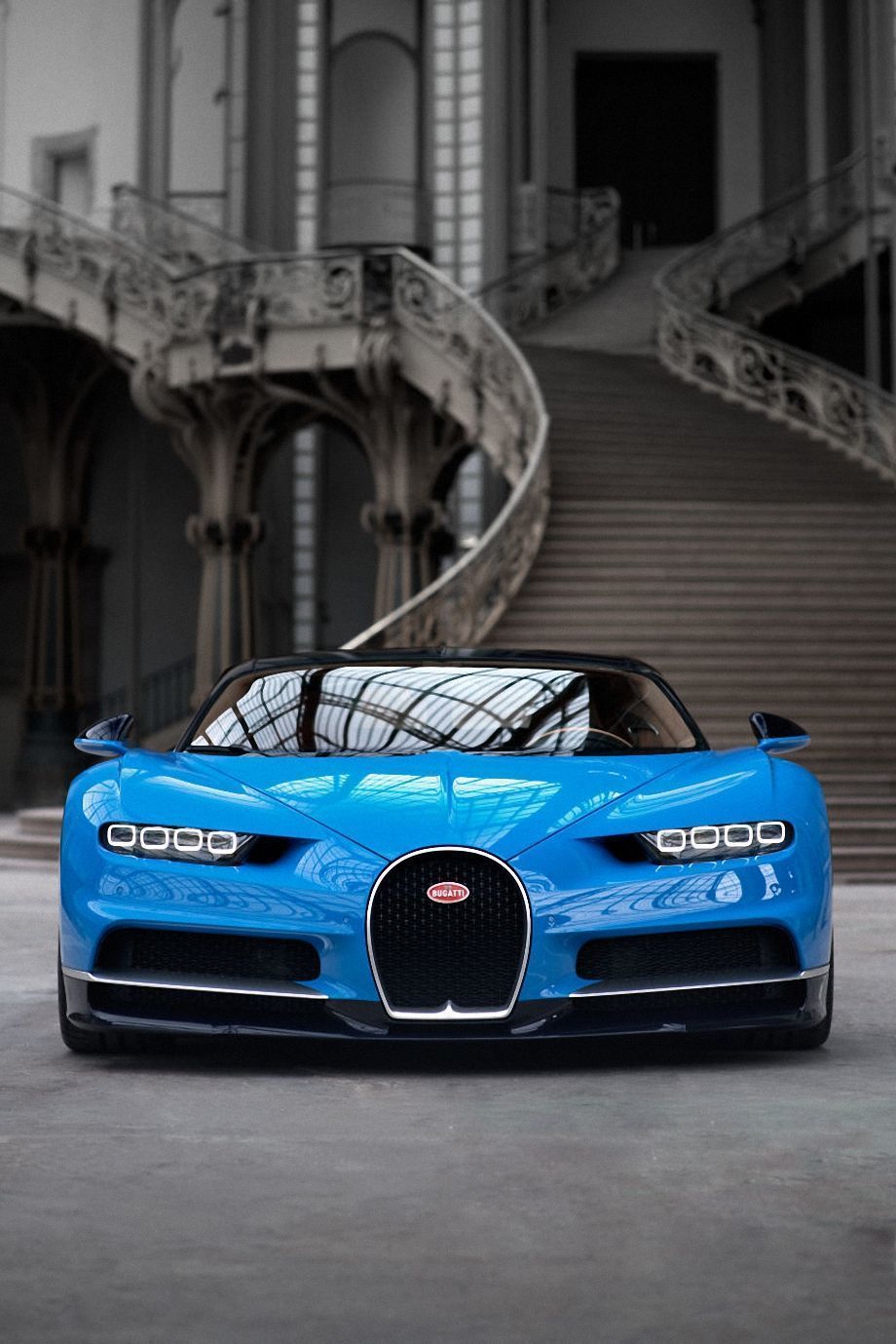 Bugatti Chiron, Blaues Auto, Treppe, Architektur, Frontansicht, Hintergrundbild fürs Tablet