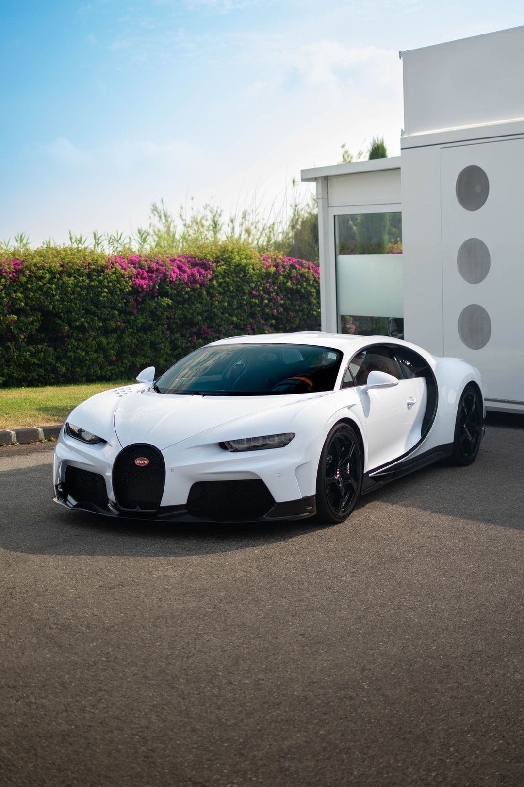 Bugatti Chiron Super Sport, Weißes Auto, Moderne Villa, Blumen, Sonnenlicht, Hochformat-Hintergrundbild