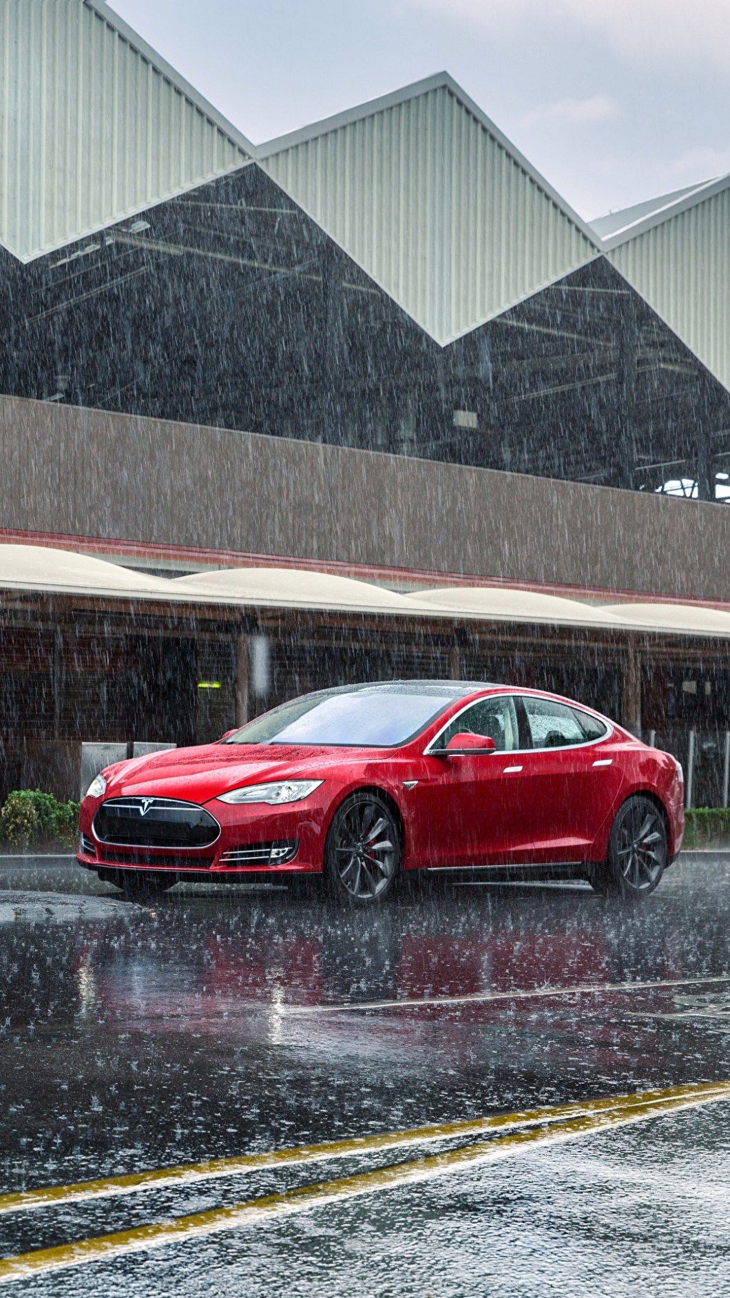 Tesla Model S, Tesla, Roter Elektroauto, Regen, Moderne Architektur, Hintergrundbild fürs Handy