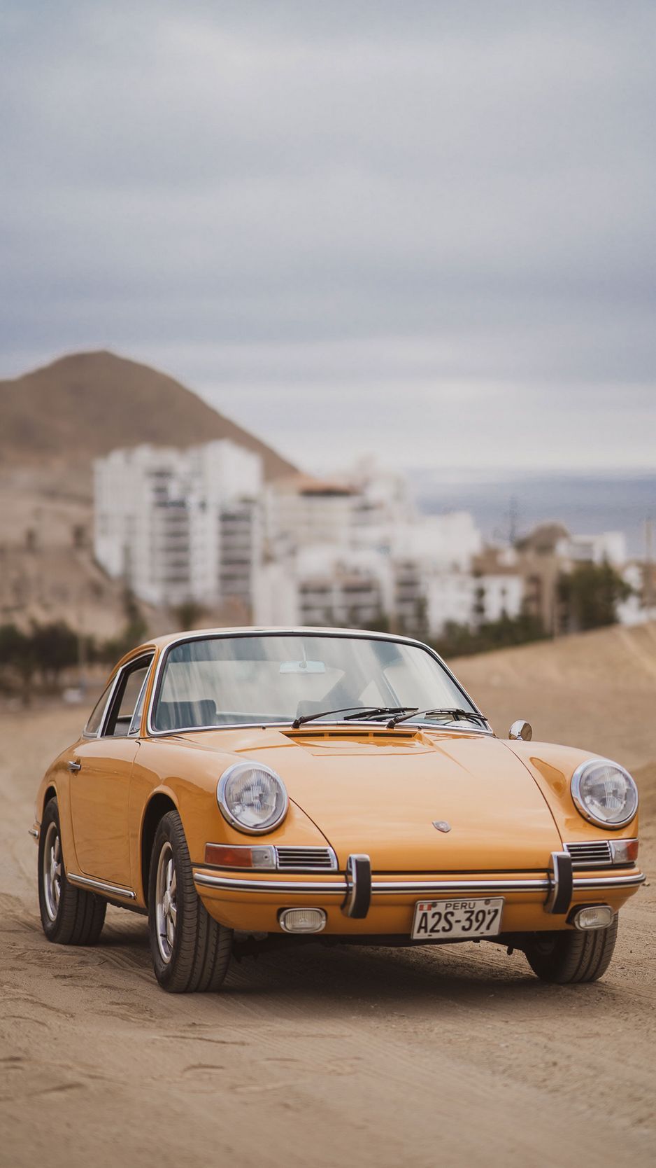 Porsche 911, Porsche, Oldtimer, Goldener Klassiker, Sandweg, Bewölkter Himmel, Hochformat-Hintergrundbild