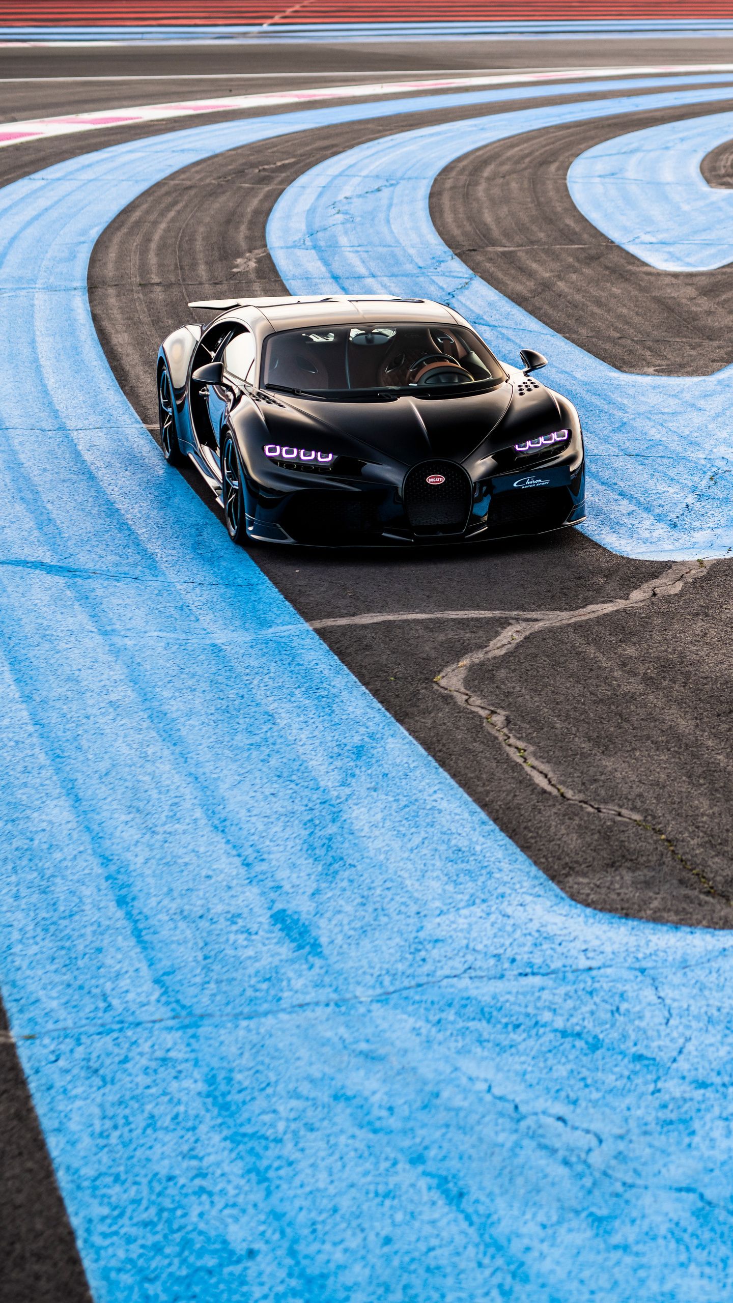 Bugatti Chiron, Rennstrecke, Kurve, Luftaufnahme, Blaue Streifen, QHD+, Handy-Hintergrundbild