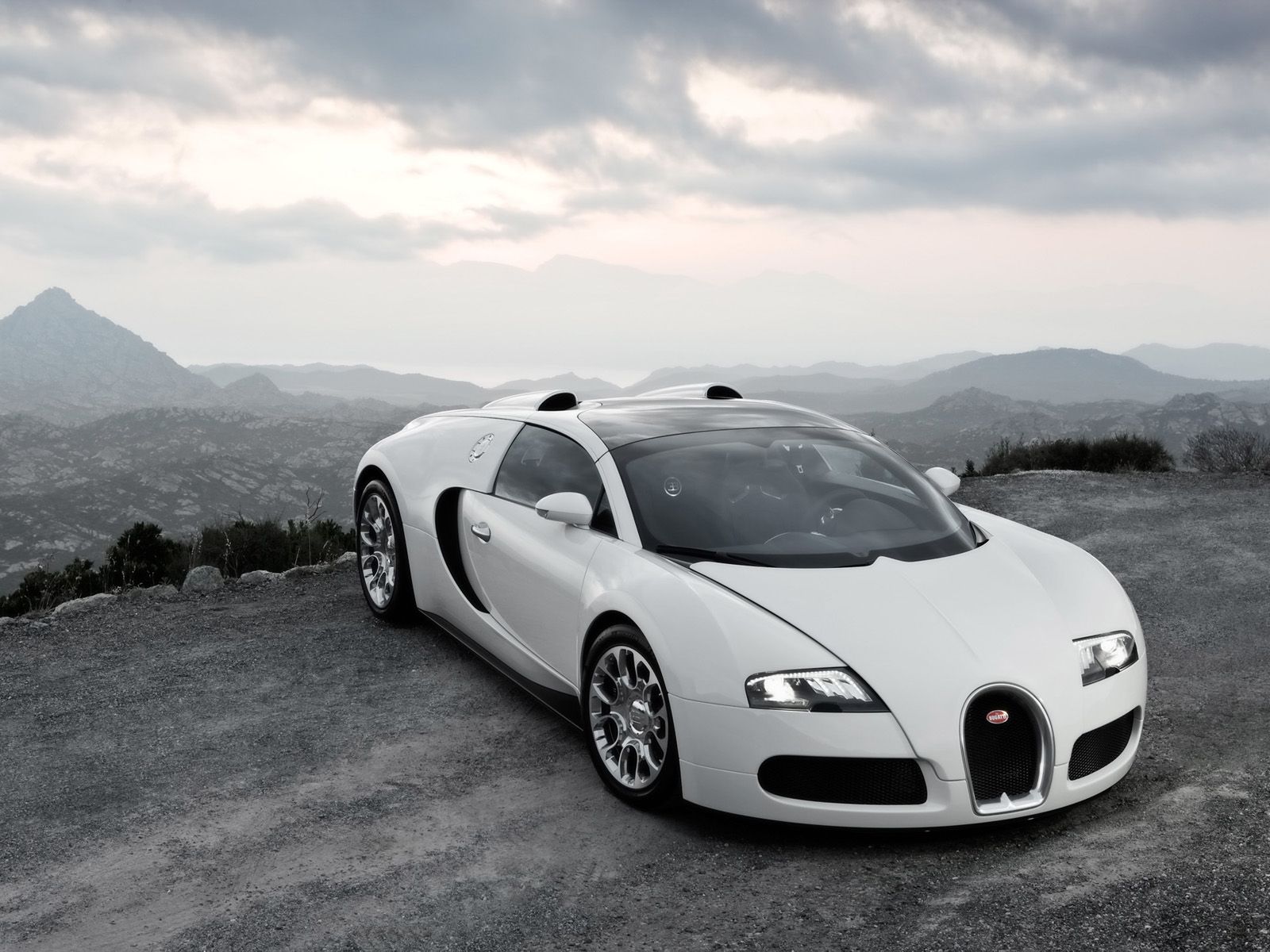 Bugatti Veyron, Weißes Auto, Berge, Bewölkter Himmel, Supersportwagen, HD, iPad-Hintergrundbild