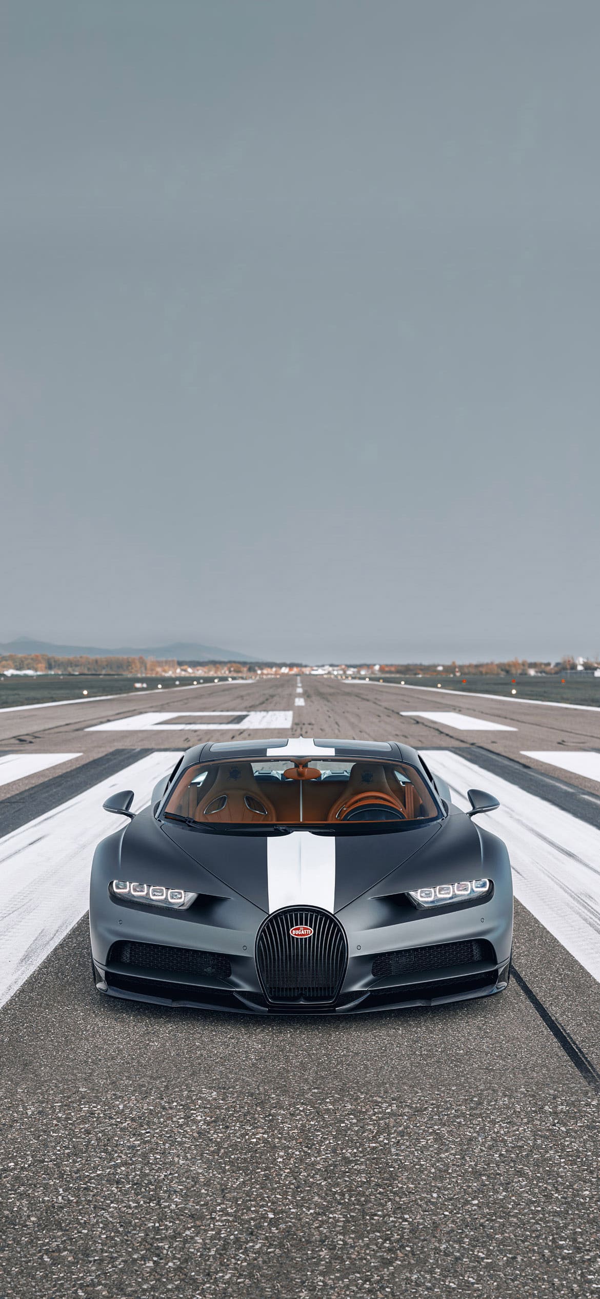 Bugatti Chiron, Startbahn, Frontansicht, Grauer Himmel, Minimalismus, Full HD, iPhone-Hintergrundbild