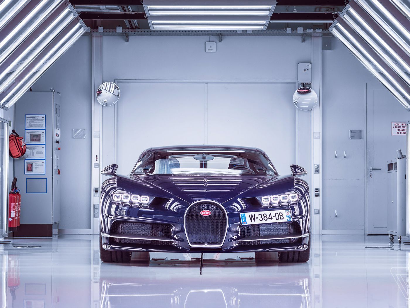 Bugatti Chiron, Garage, Frontansicht, Werkstatt, Weißes Licht, Hintergrundbild fürs Tablet