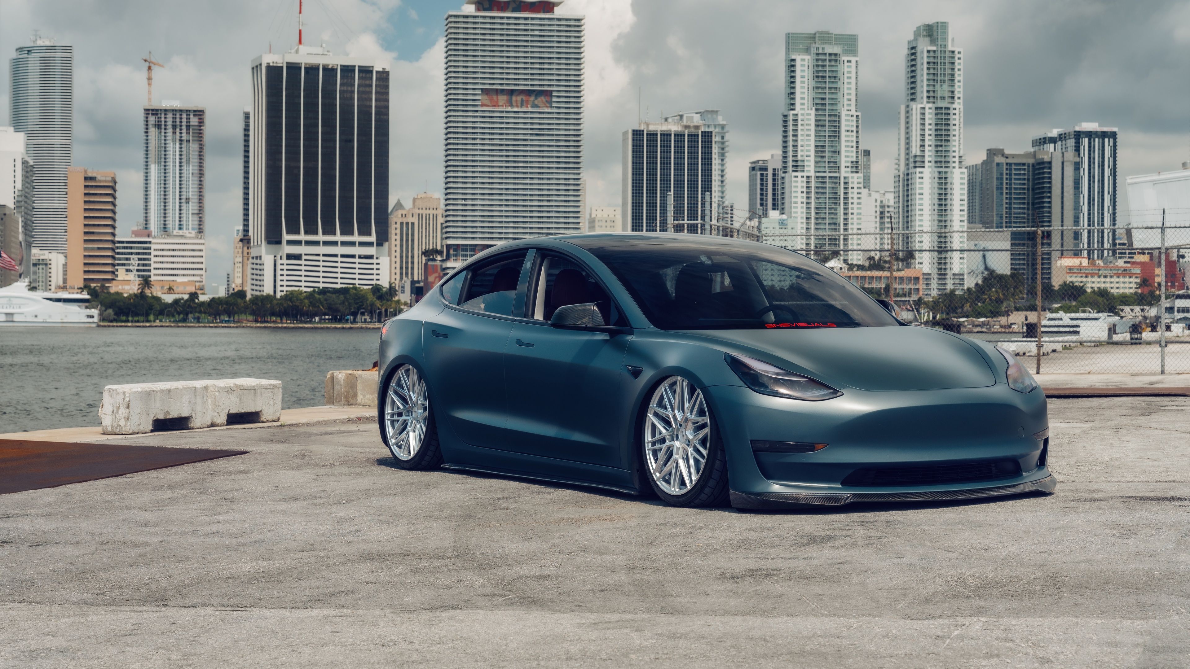 Tesla Model 3, Tesla, Skyline, Tieferlegung, Blaugrau, 4K, Hintergrund für den Desktop