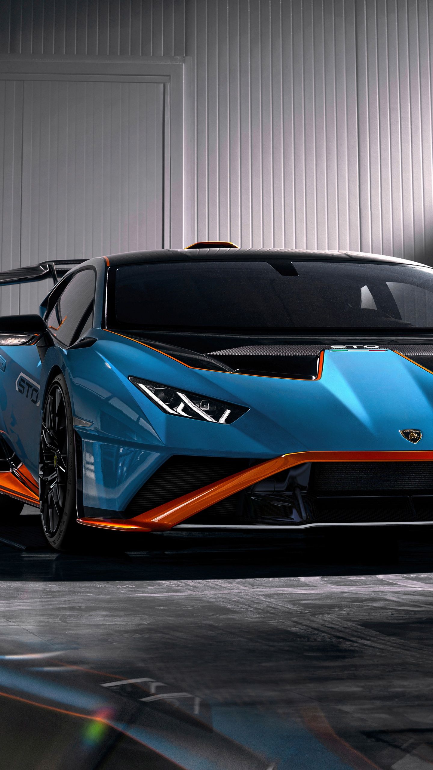Lamborghini Huracán STO, Blauer Sportwagen, Frontansicht, Garage, QHD+, iPhone-Hintergrundbild