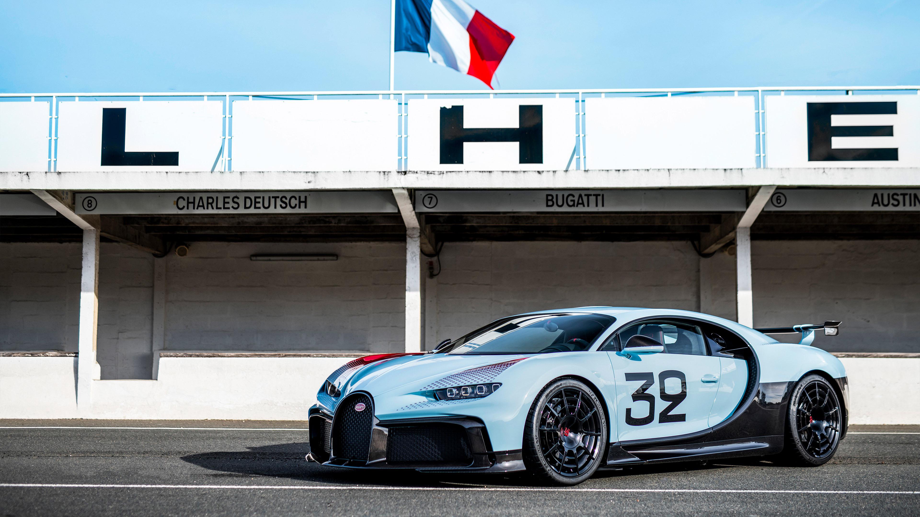 Bugatti Chiron Pur Sport Grand Prix, Startnummer 32, Französische Flagge, Boxengebäude, Rennstrecke, 2160p Wallpaper
