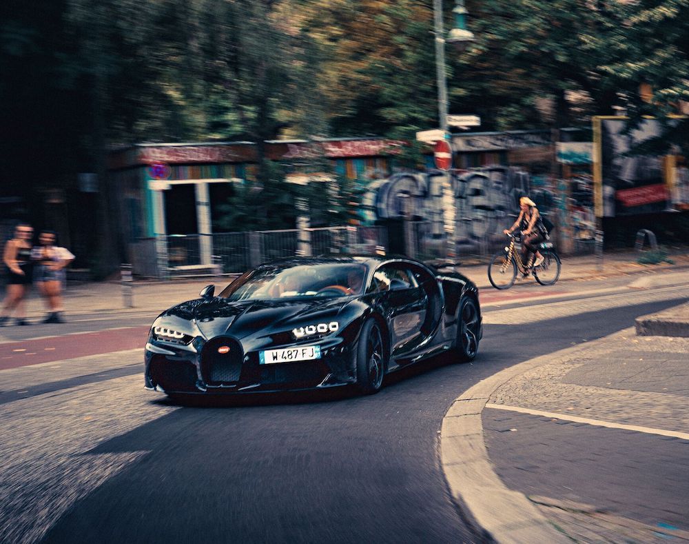 Bugatti Chiron, Schwarzes Auto, Stadtstraße, Bäume, Hypercar, Hintergrund