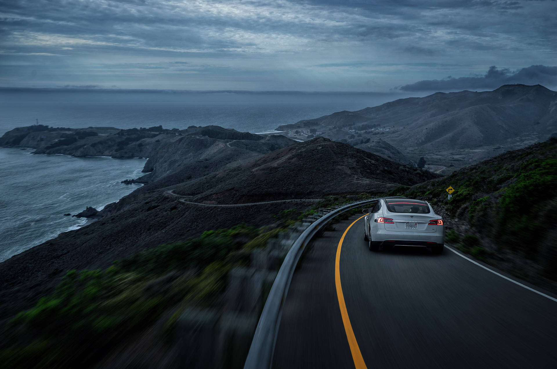 Tesla Model 3, Tesla, Küstenstraße, Berge, Bewölkter Himmel, Meer, Full HD, Desktop-Hintergrund