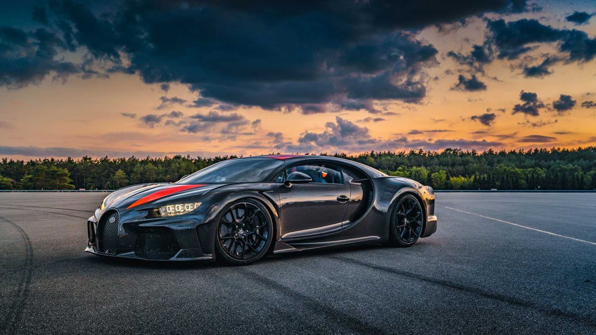 Bugatti Chiron Super Sport 300+, Sonnenuntergang, Dramatischer Himmel, Wald, Hypercar, 1080p-Hintergrundbild