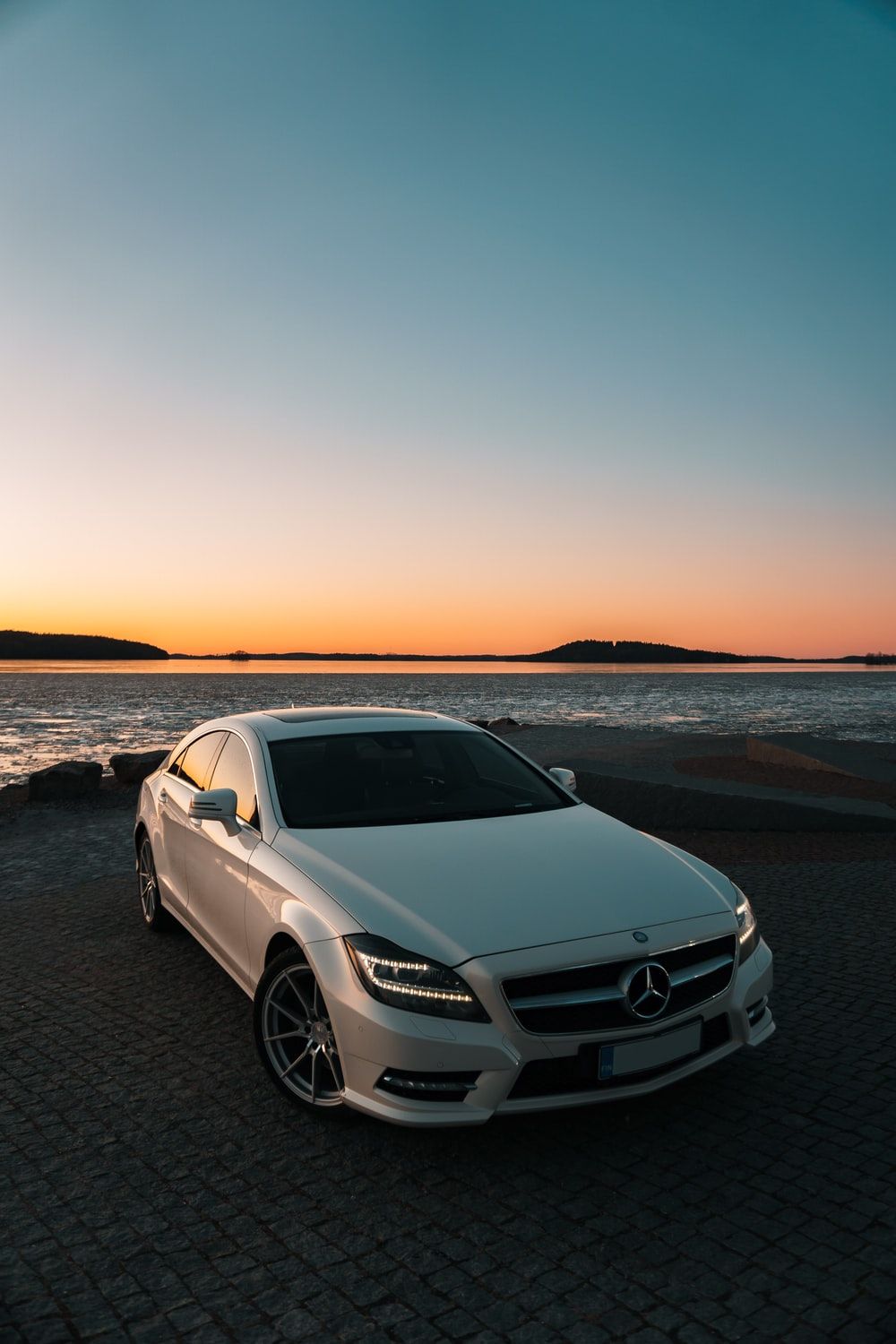 Mercedes-Benz CLS, Weiß, Sonnenuntergang, Küste, HD, Sperrbildschirm fürs iPhone