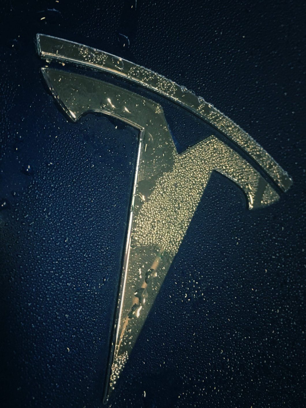 Tesla-Logo, Tesla, Grünes Glitzern, Dunkler Hintergrund, Hochformat, HD Wallpaper