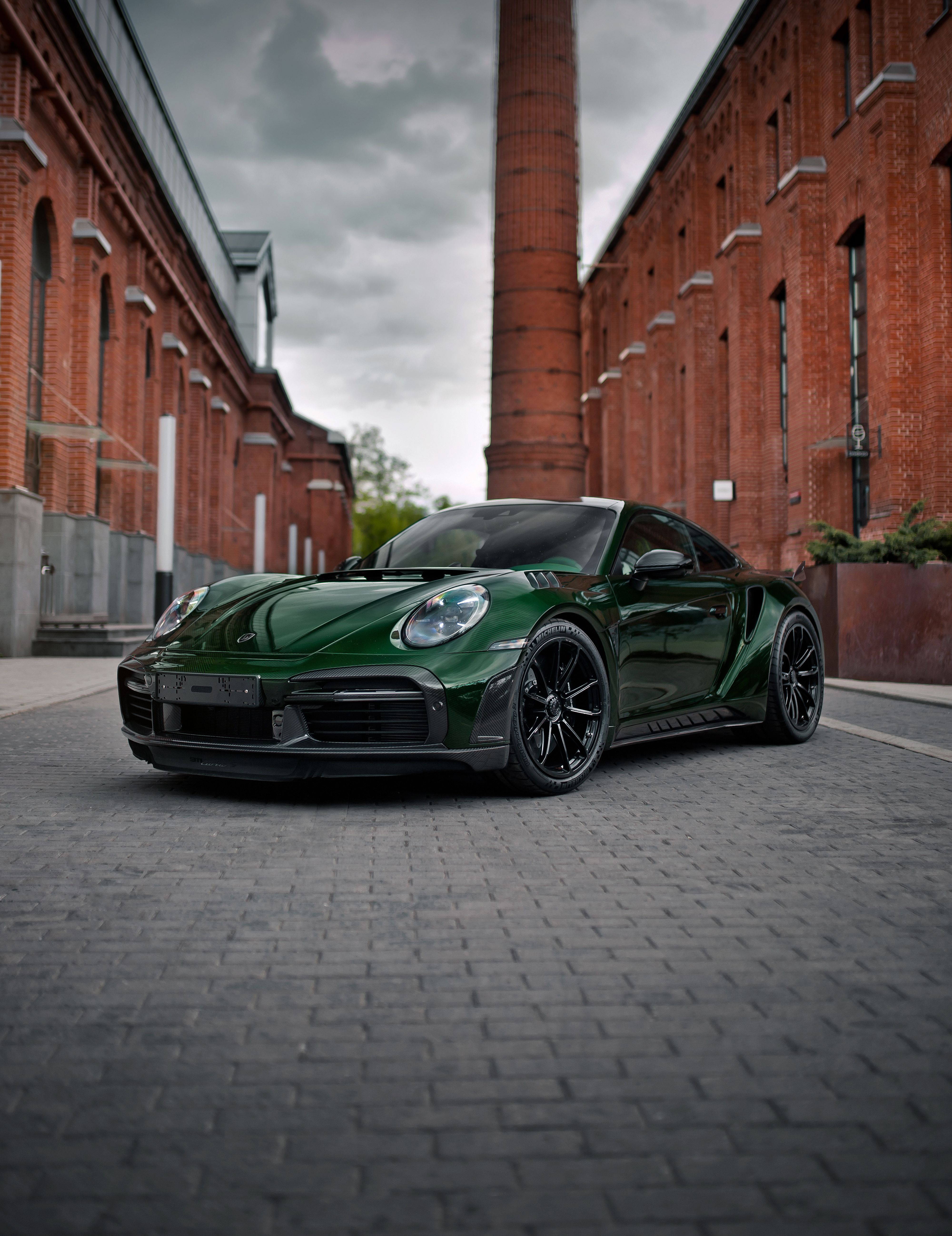 Porsche 911 Turbo S, Porsche, Grüner Sportwagen, Backsteingebäude, Schornstein, Kopfsteinpflaster, Tablet-Hintergrund