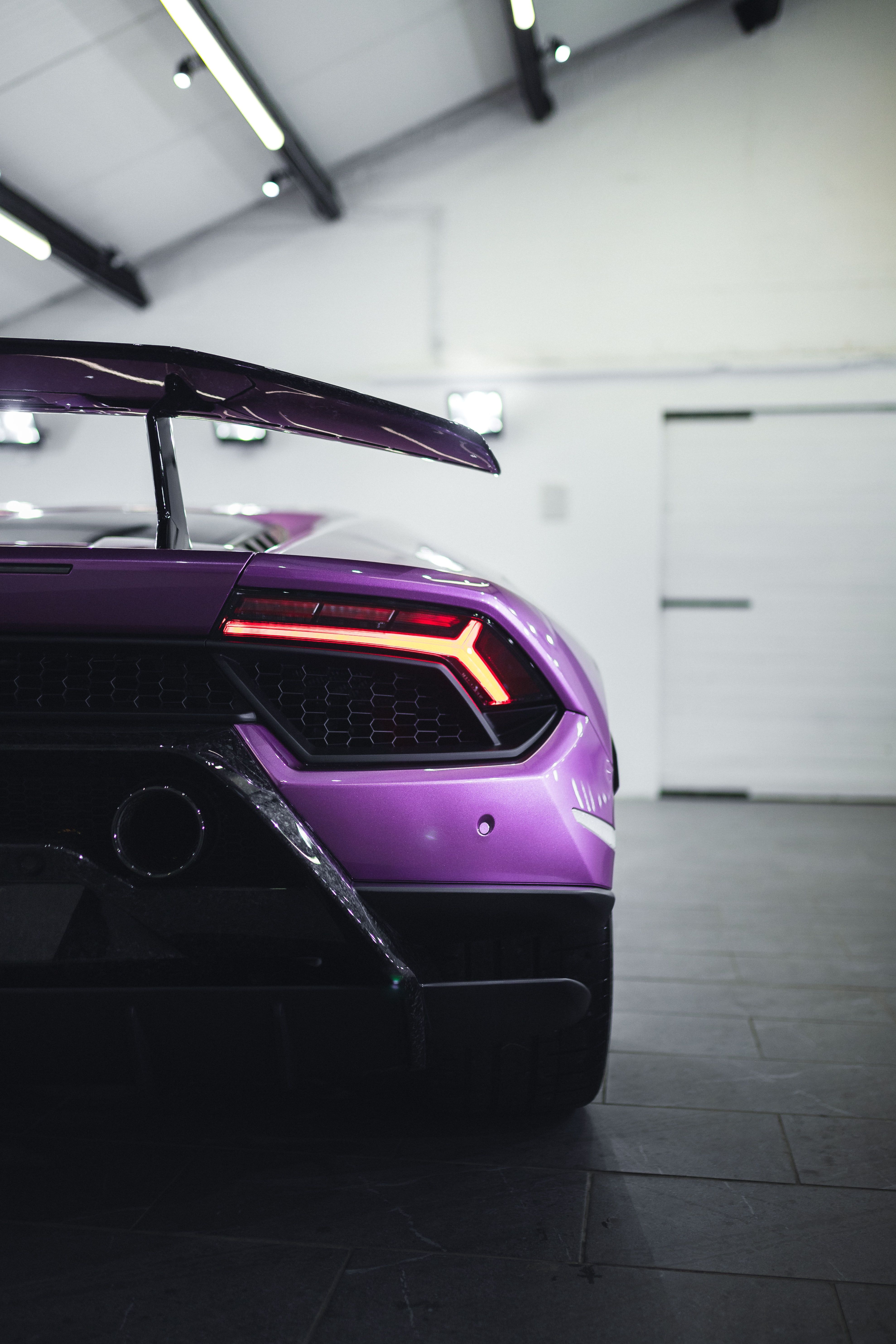 Lamborghini Huracán Performante, Lila Sportwagen, Heckflügel, Rücklicht, Garage, Smartphone-Hintergrund