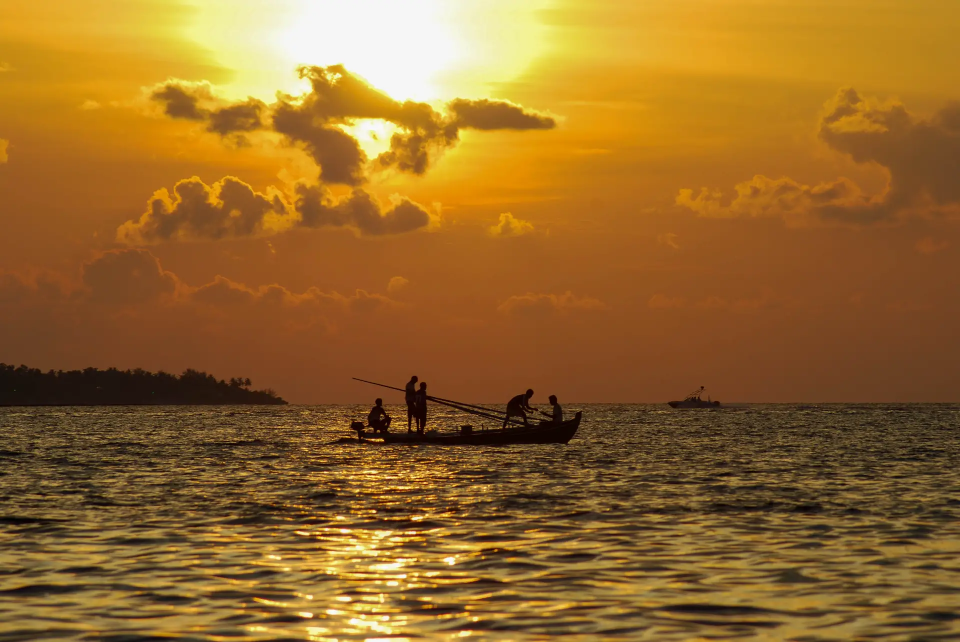 Fischerboot, Sonnenuntergang, Meer, Goldenes Licht, Silhouette, Full HD, Laptop-Hintergrundbild