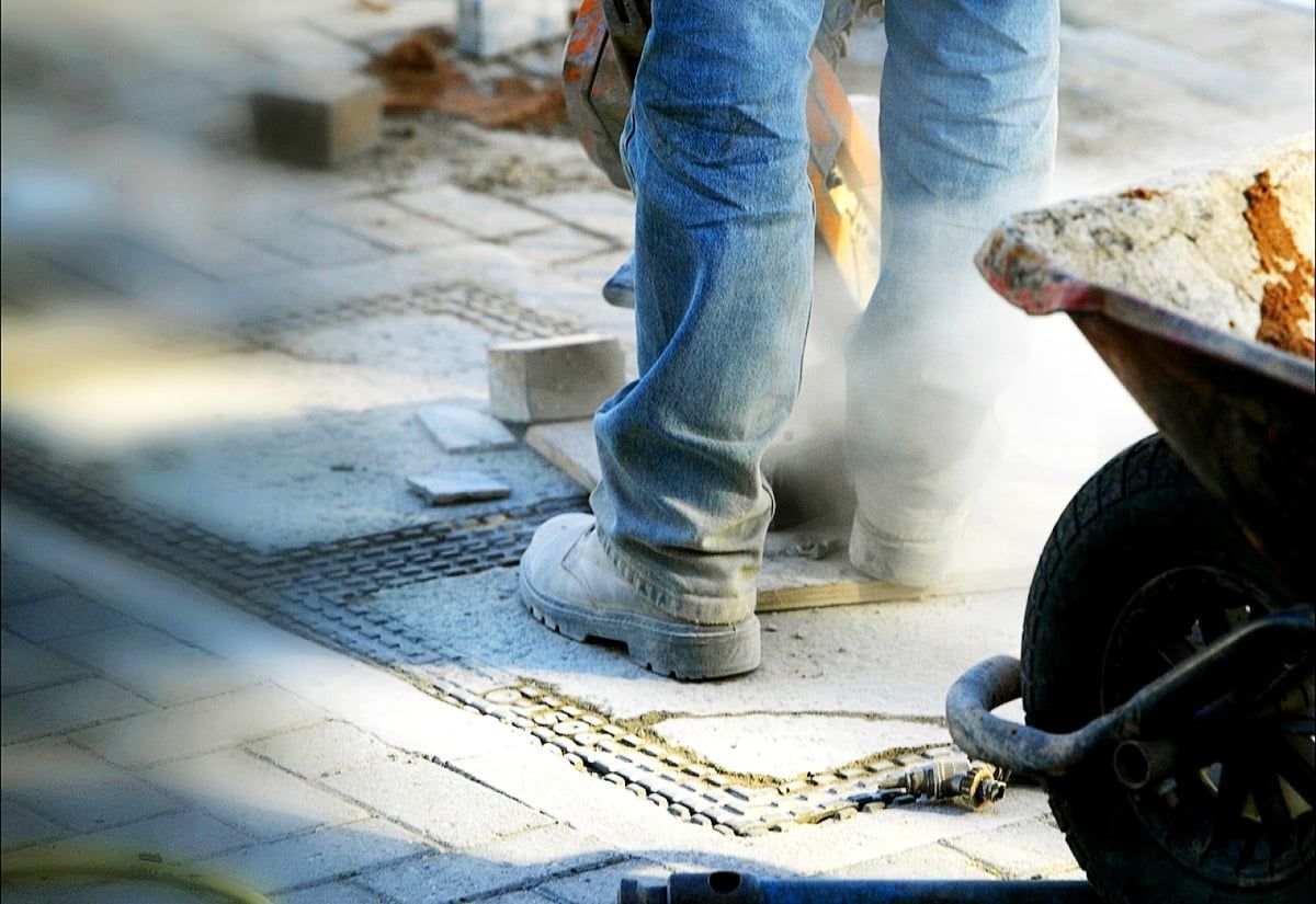 Bauarbeiter, Baustelle, Schubkarre, Staub, Hintergrund