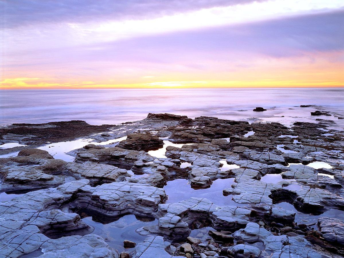 Felsenküste, Meer, Lila Himmel, Abendlicht, Hintergrundbild für iPad und Tablet