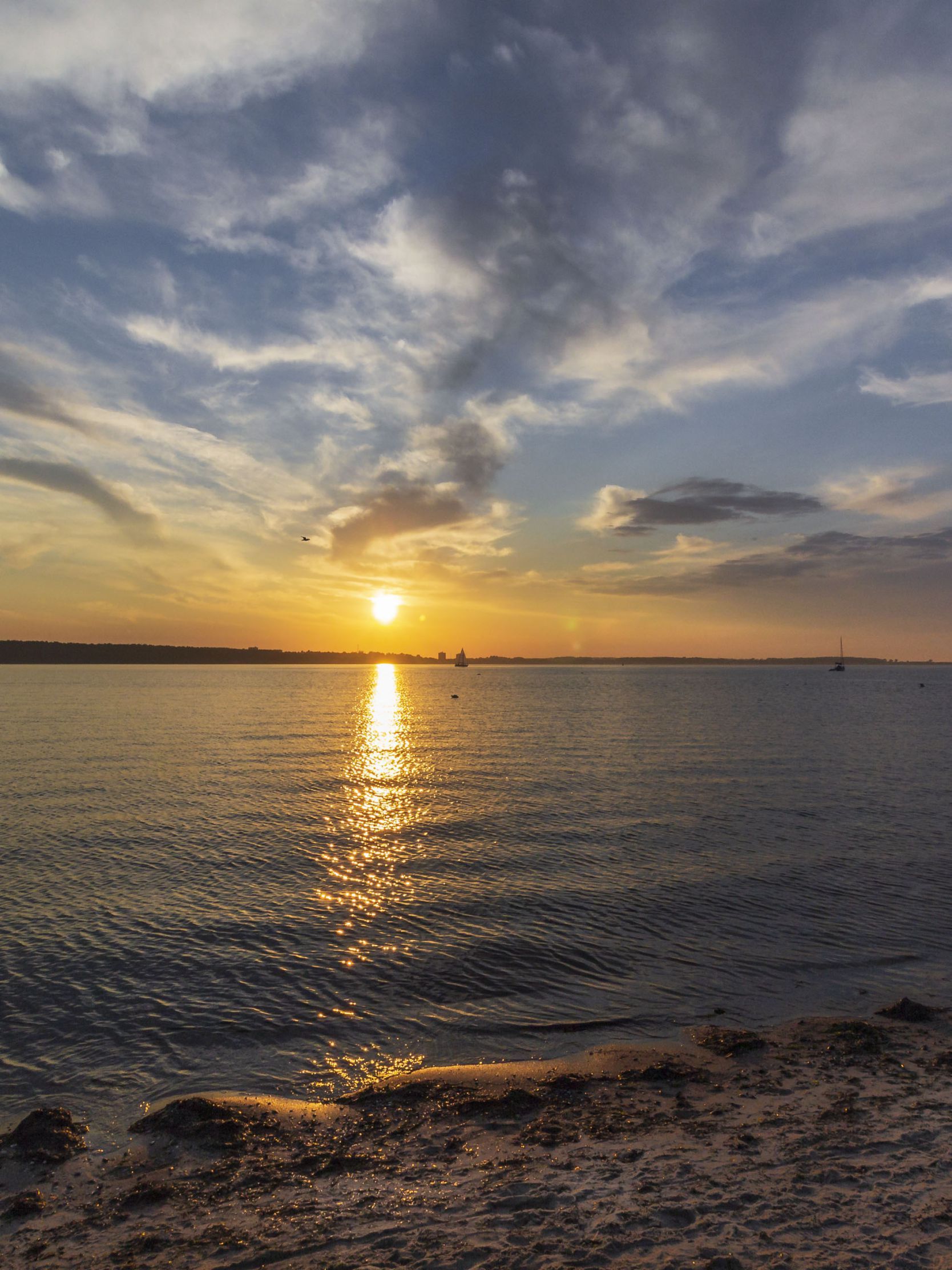Meer, Wolken, Sonnenspiegelung, Felsen, Bewölkter Himmel, QHD+, Tablet-Hintergrund