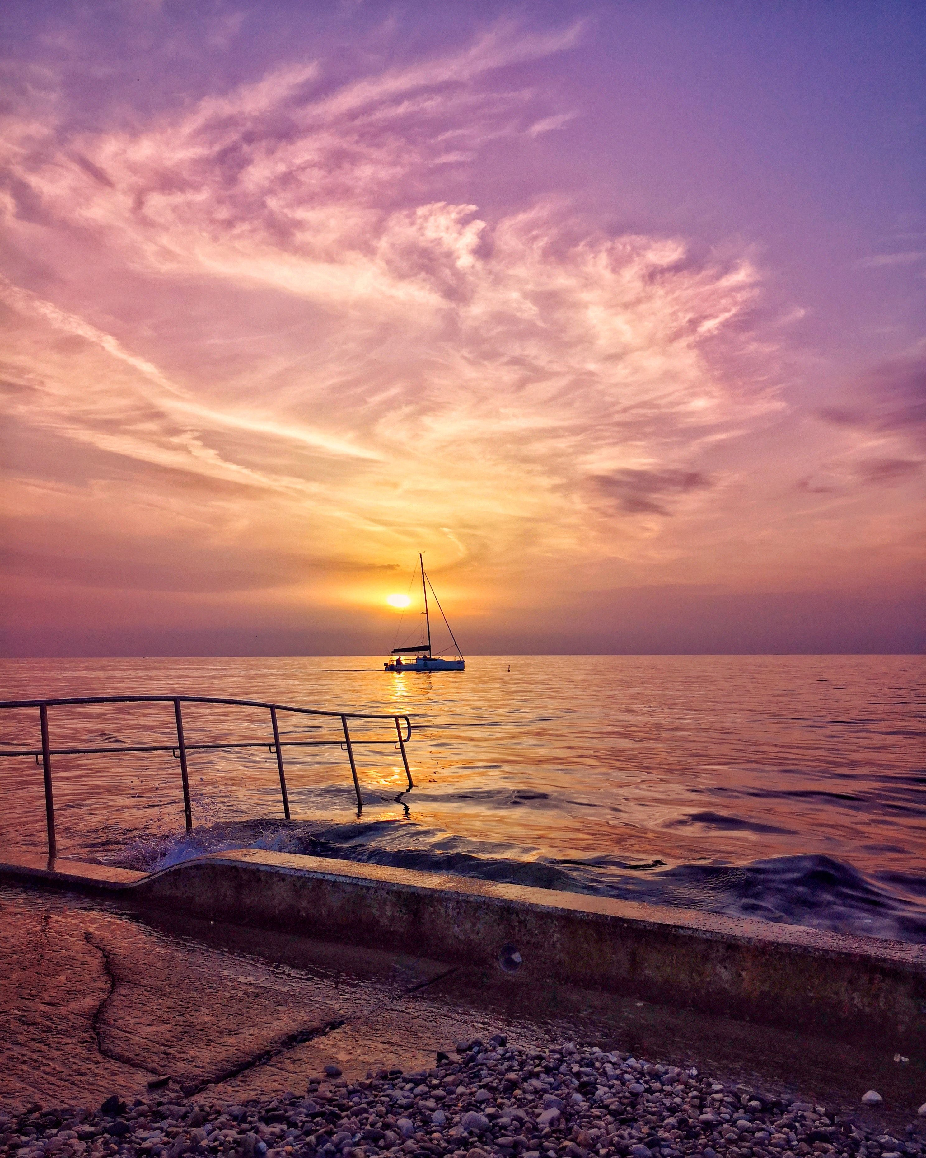 Segelboot, Pier, Lila Himmel, Schleierwolken, Meer, Hintergrundbild für iPad und Tablet