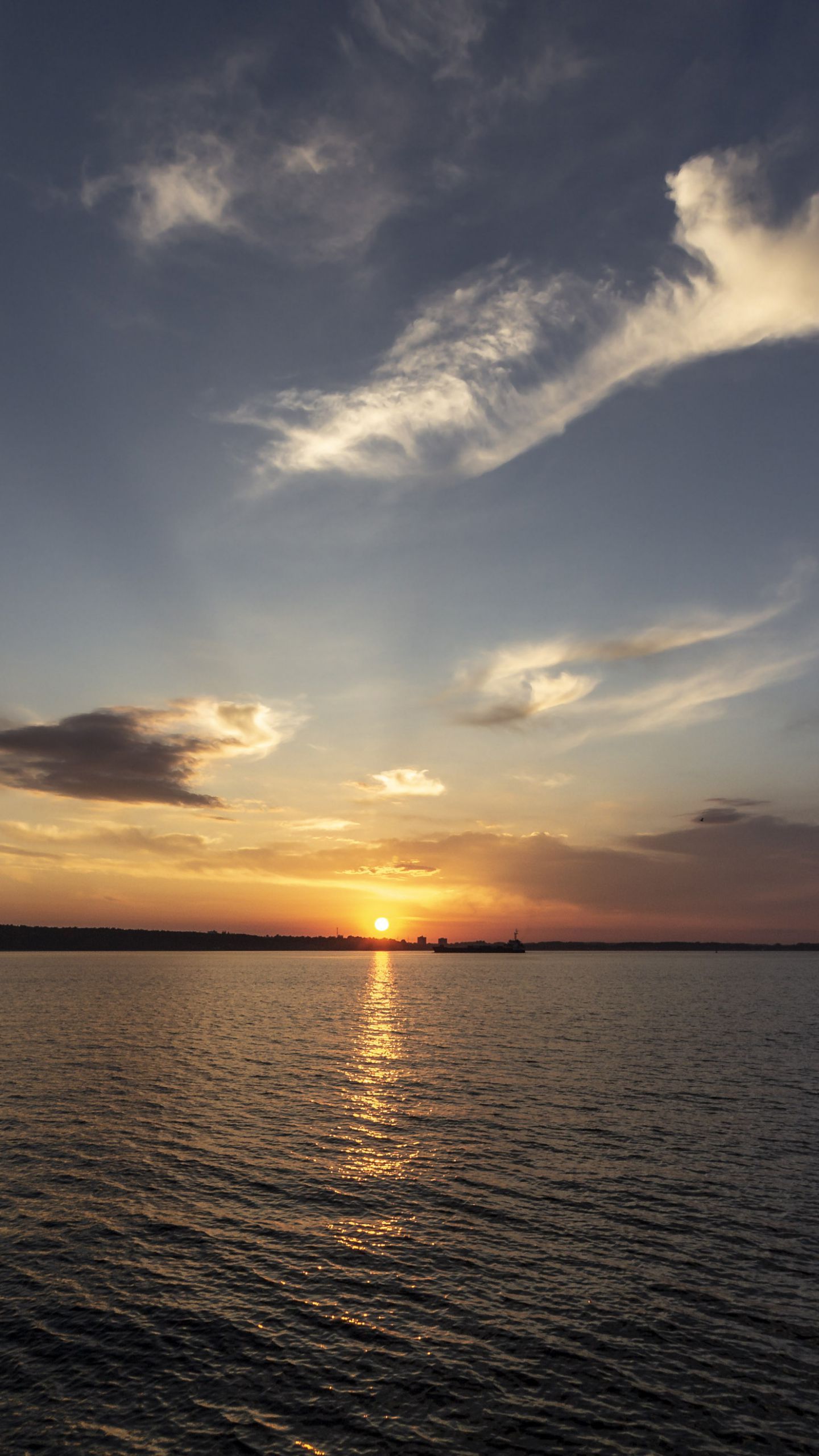 Meer, Wolken, Blauer Himmel, Sonnenspiegelung, Horizont, QHD+, iPhone-Hintergrundbild