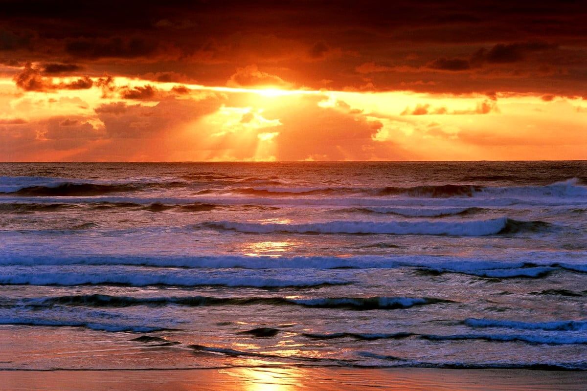 Meer, Wellen, Sonnenstrahlen, Dunkle Wolken, Strand, Hintergrundbild