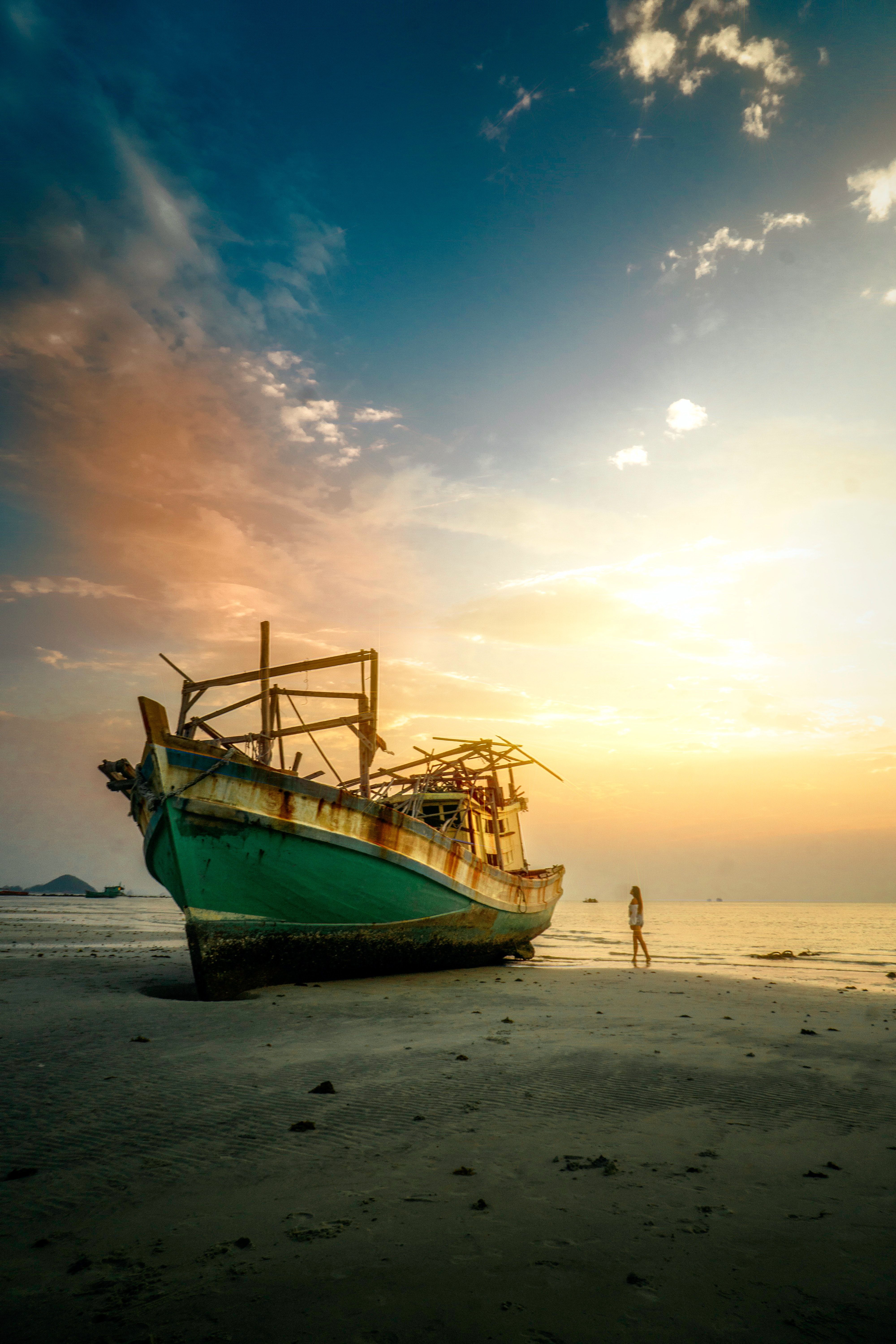 Schiffswrack, Fischerboot, Strand, Sonnenstrahlen, Wolken, QHD+, Handy-Hintergrundbild