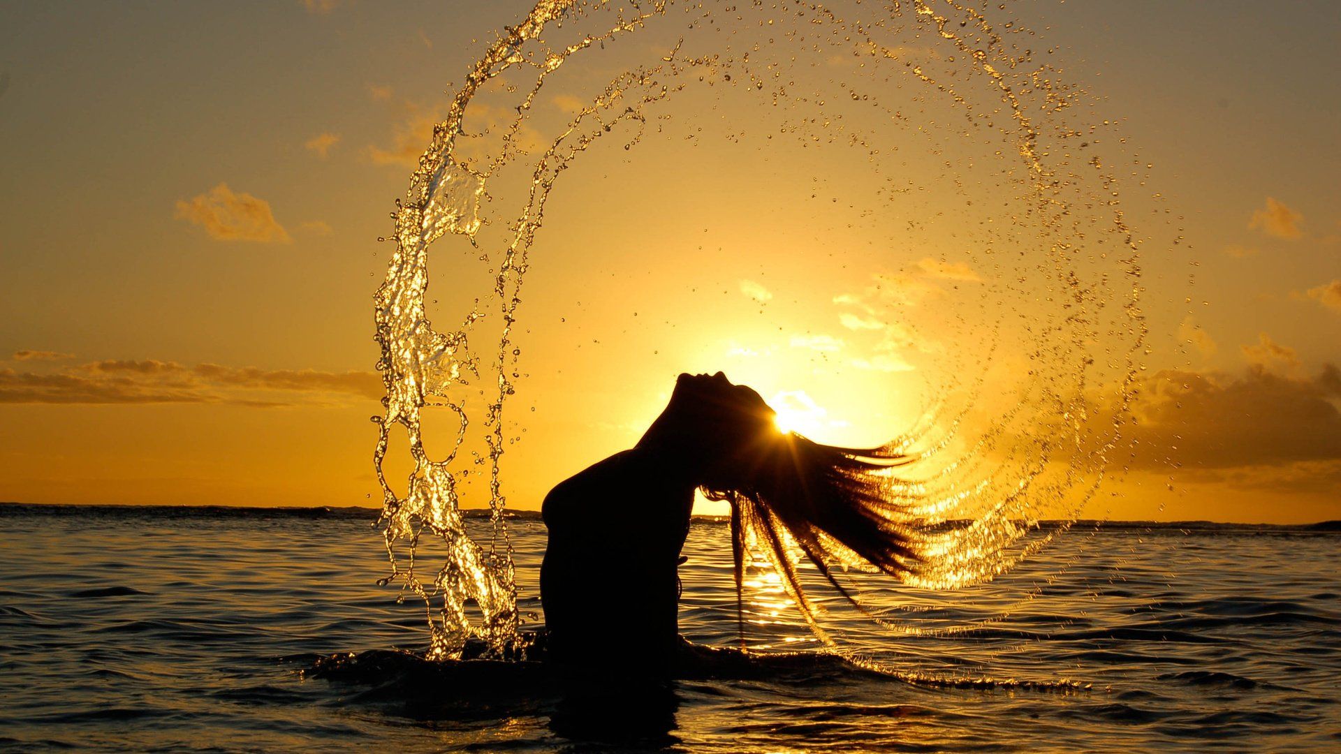 Frau, Haare, Wasserspritzer, Gegenlicht, Meer, 16:9, Full-HD-Hintergrundbild für den Desktop