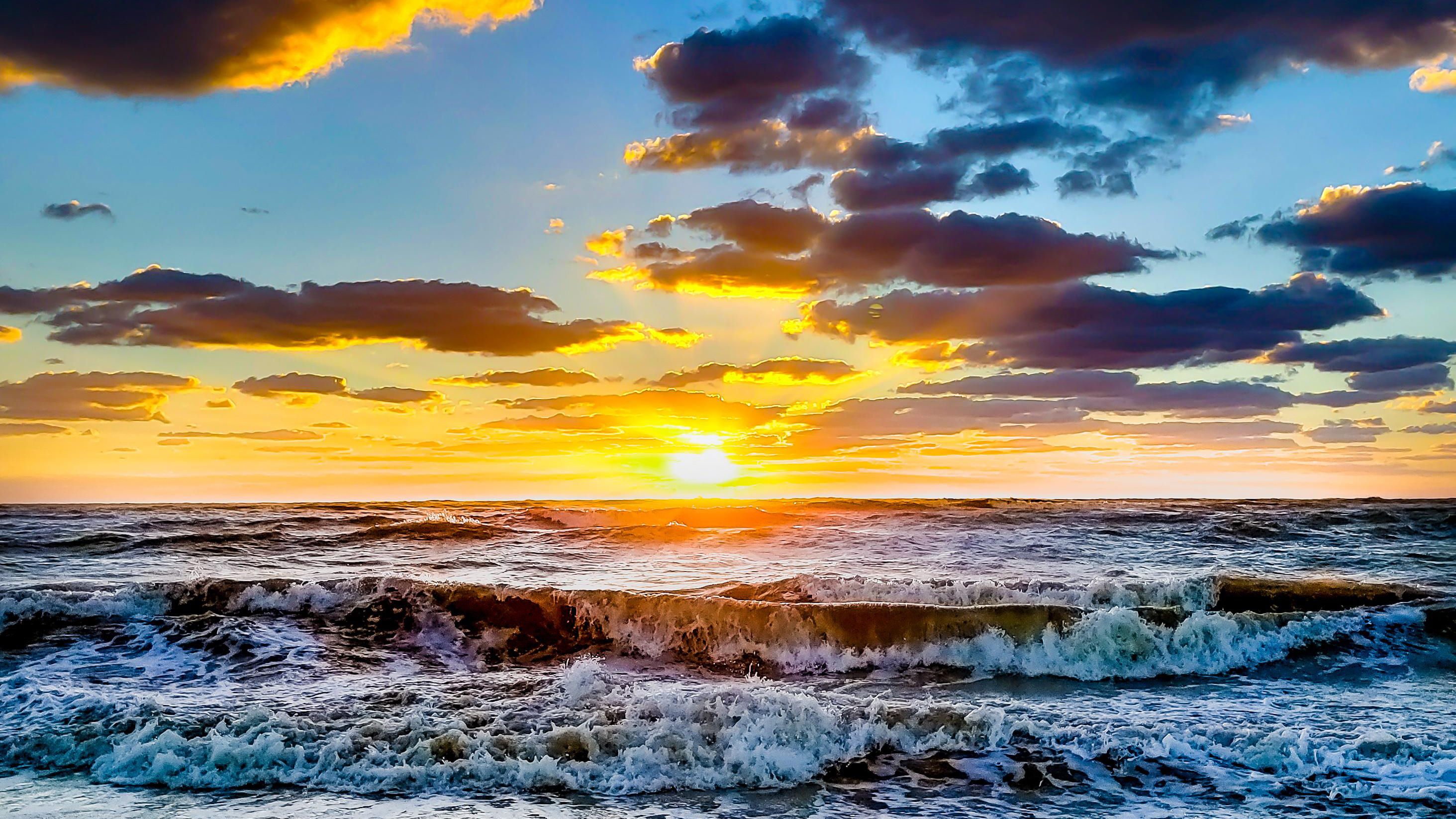Meer, Wellen, Wolken, Blauer Himmel, Gischt, 16:9, 2K-Hintergrundbild für den Desktop