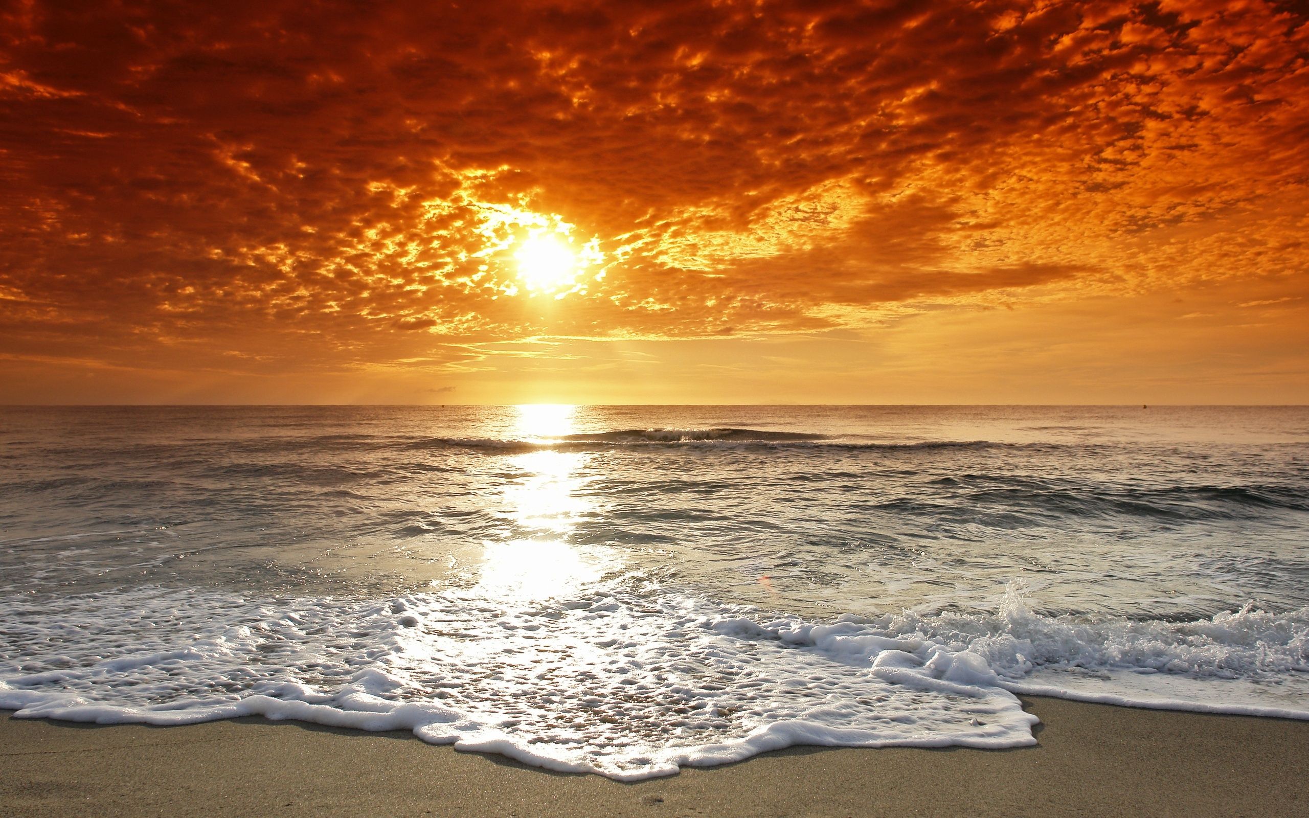 Strand, Wellen, Orangefarbener Himmel, Wolken, Sonnenspiegelung, 2K, PC-Hintergrundbild