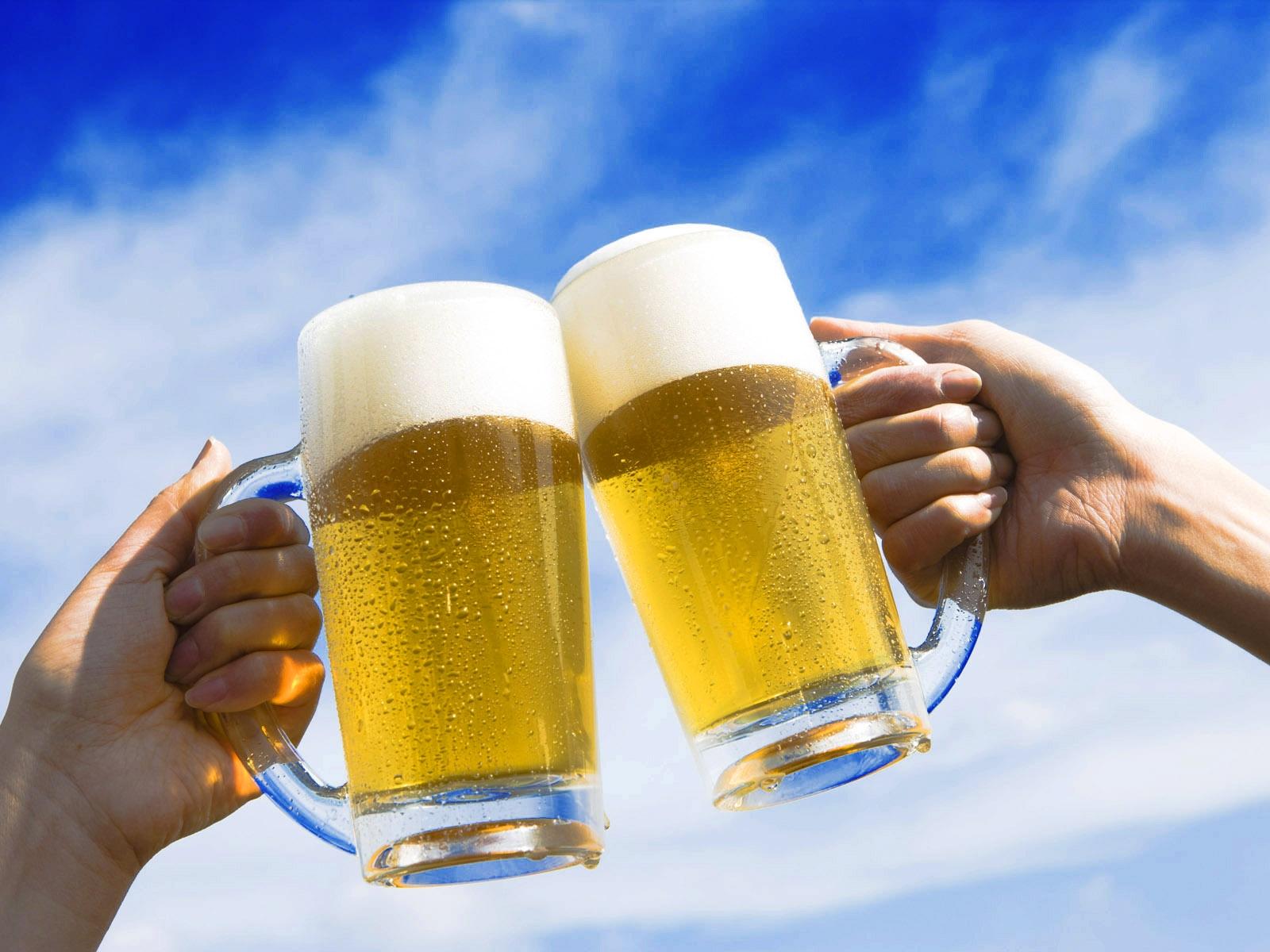 Anstoßen, Bierkrüge, Prost, Blauer Himmel, Wolken, Hände, Hintergrundbild fürs Tablet