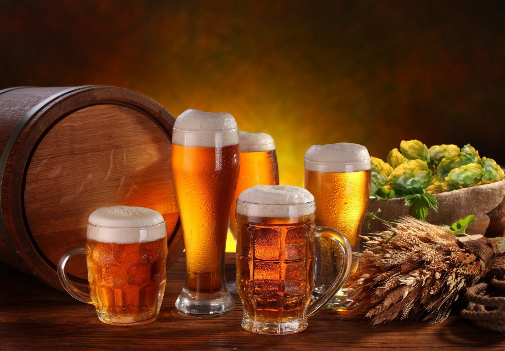 Holzfass, Biergläser, Hopfen, Gerstenähren, Stillleben, Warmes Licht, Full-HD-Hintergrundbild für PC